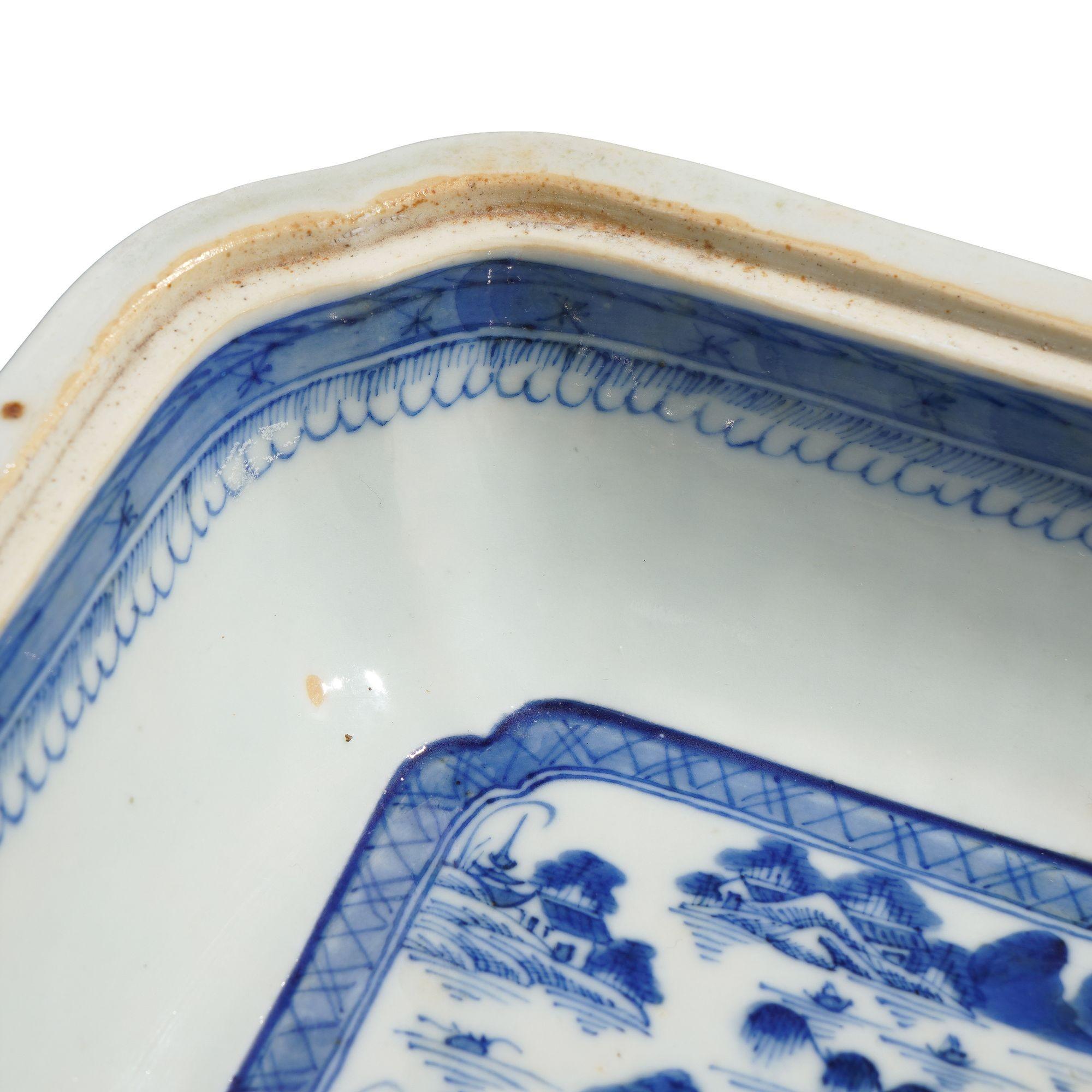 Chinese Canton covered porcelain entree dish, c. 1820-40 For Sale 2