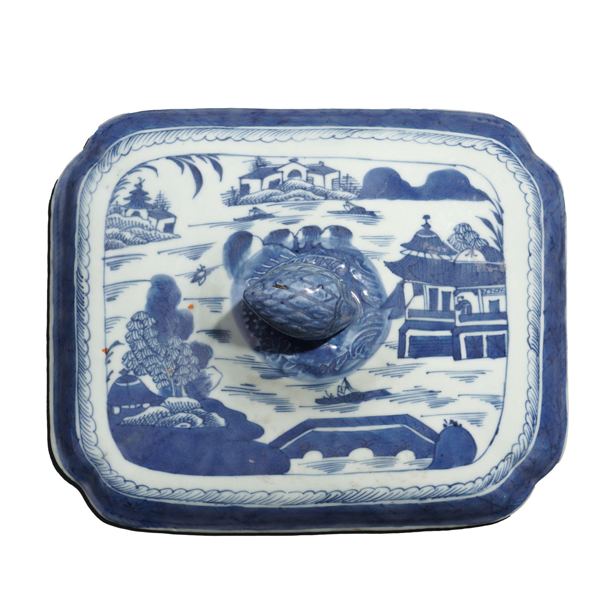 Chinese Canton covered porcelain entree dish, c. 1820-40 For Sale 3
