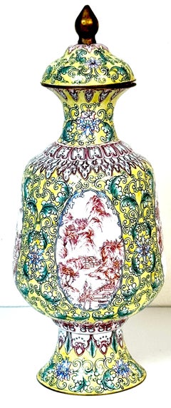 Chinesische Kanton-Emaille-Balustervase & Deckel mit 4 Landschaftsreserven, 20. C.
