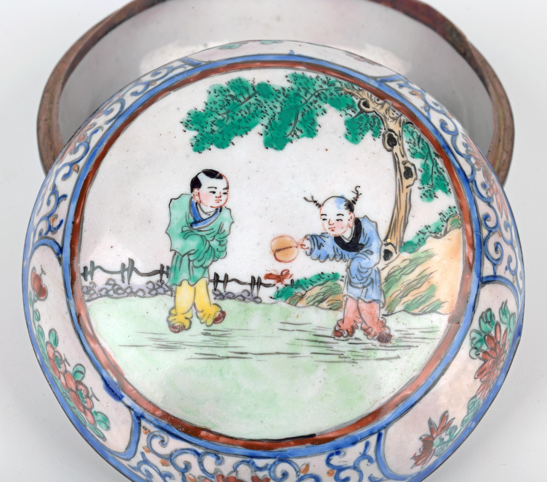 Qing Scatola rotonda a lobi in smalto cinese di Canton, marchio Qianlong in vendita