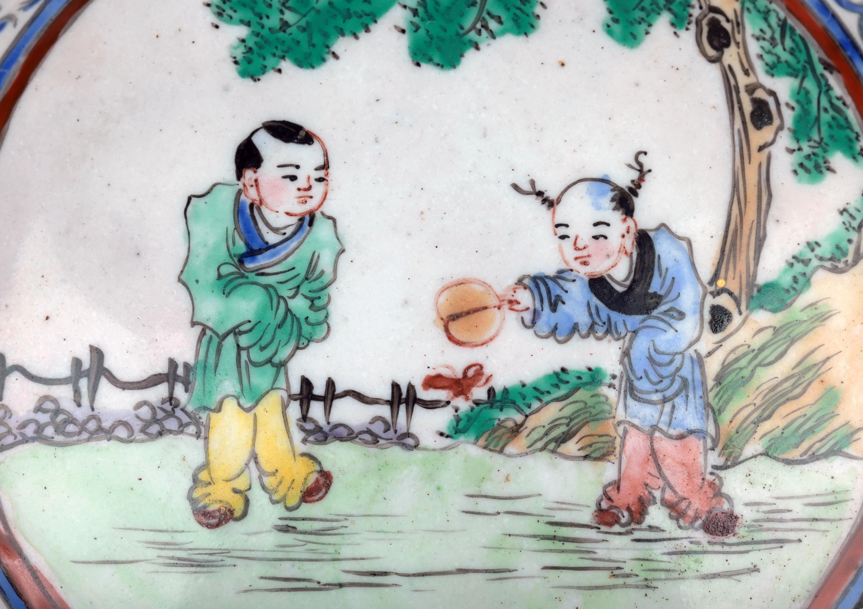 XIX secolo Scatola rotonda a lobi in smalto cinese di Canton, marchio Qianlong in vendita