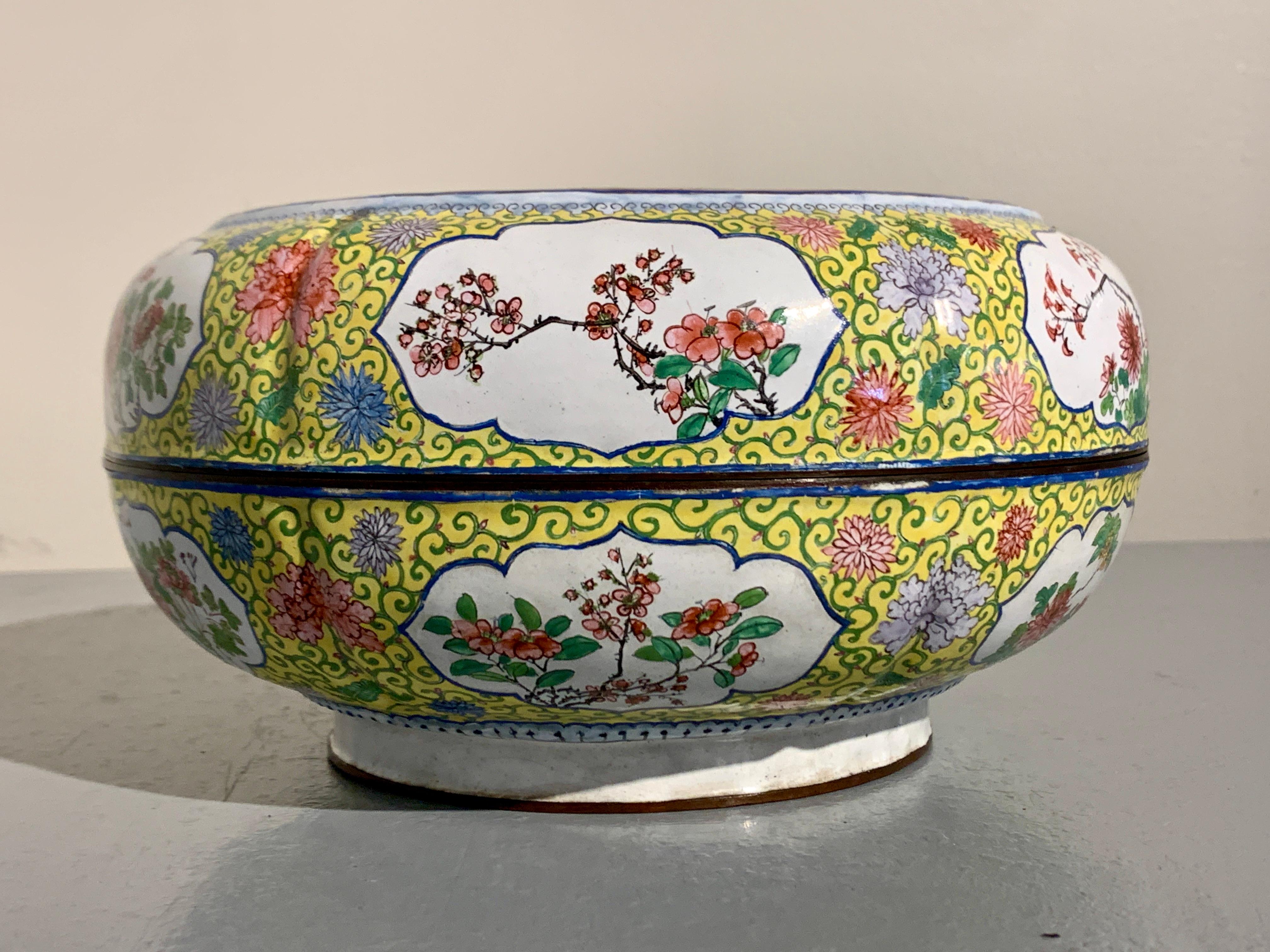Chinese Canton Enamel Lobed Round Box, Qianlong Mark, Late Qing Dynasty, China For Sale 4