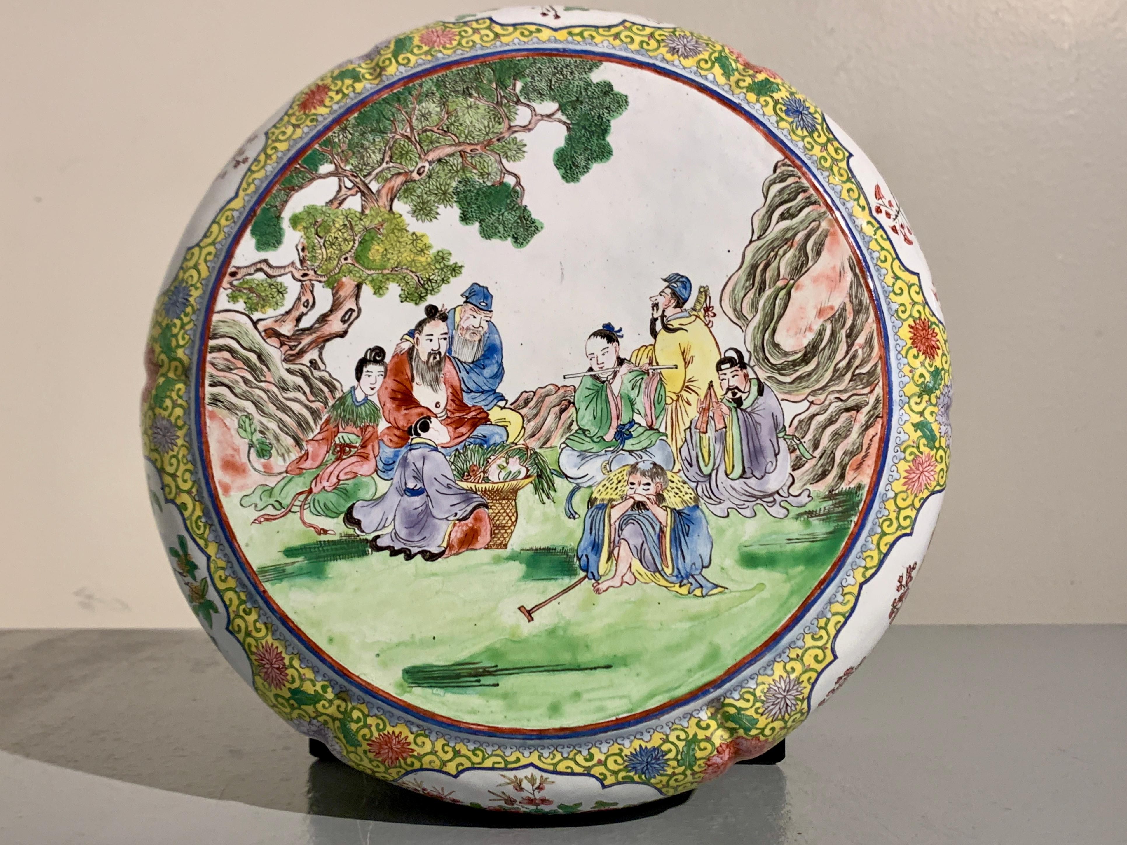 Enameled Chinese Canton Enamel Lobed Round Box, Qianlong Mark, Late Qing Dynasty, China For Sale