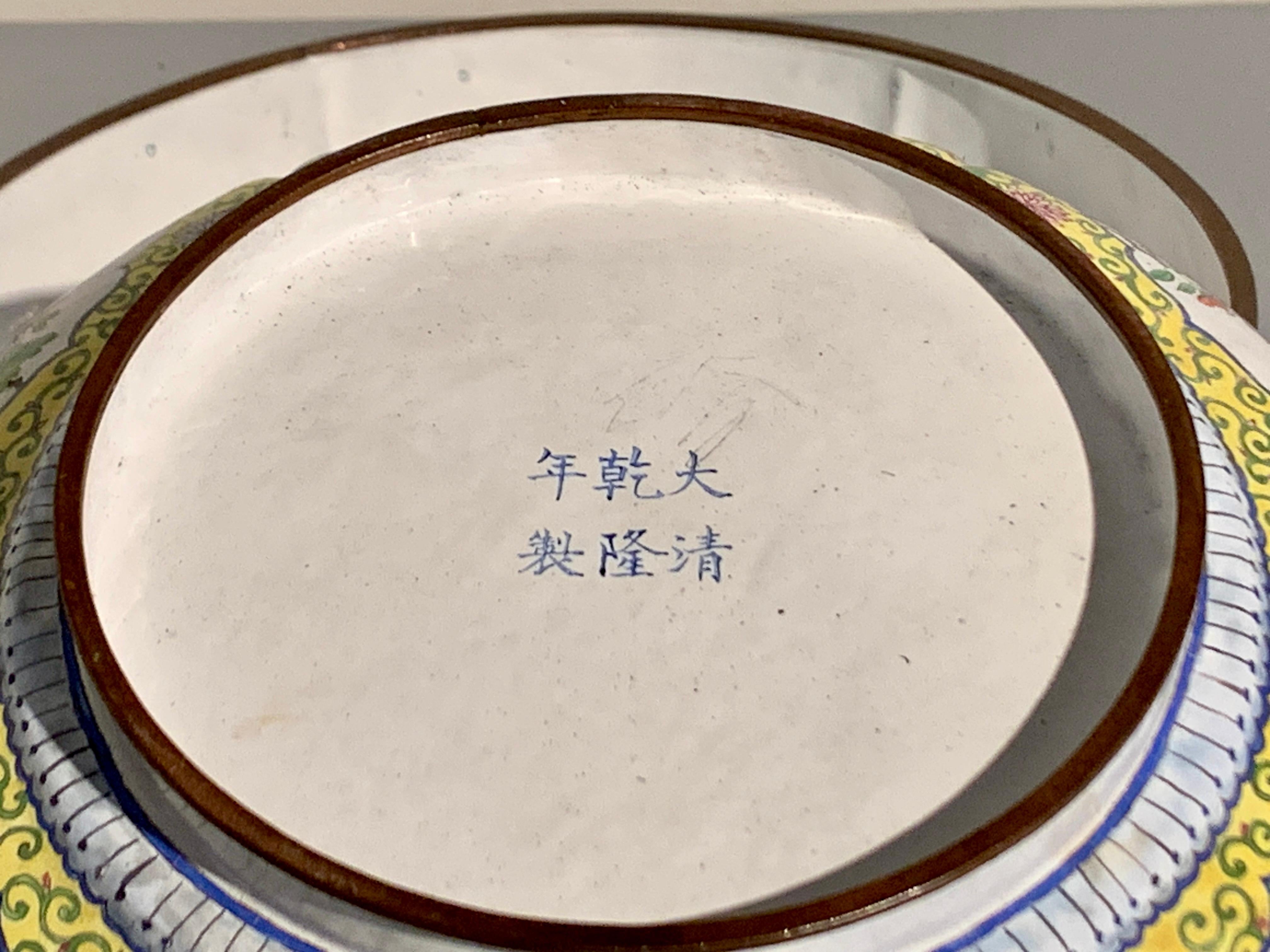 Début du 20ème siècle Boîte ronde lobée en émail de Canton, marque Qianlong, fin de la dynastie Qing, Chine en vente