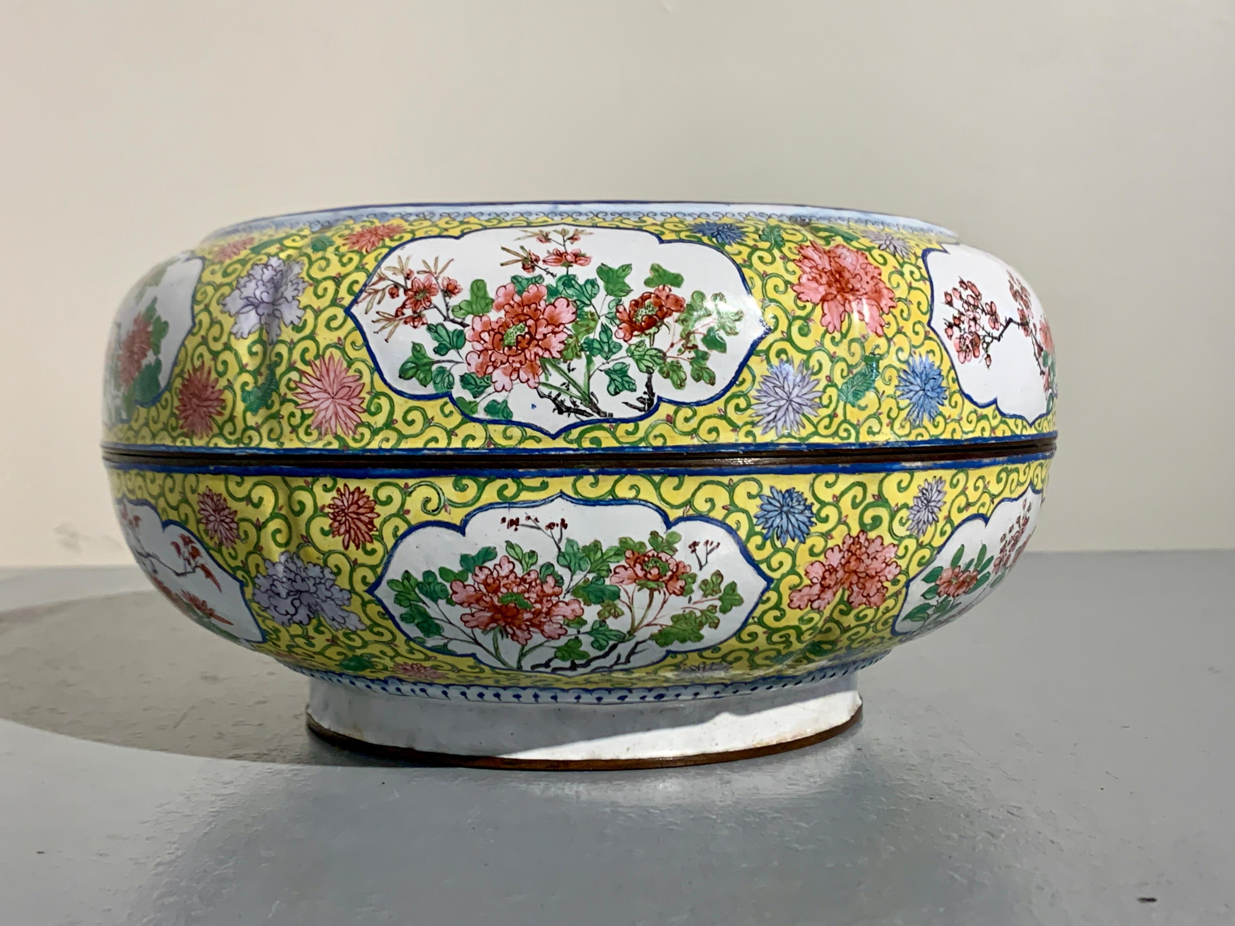 Cuivre Boîte ronde lobée en émail de Canton, marque Qianlong, fin de la dynastie Qing, Chine en vente