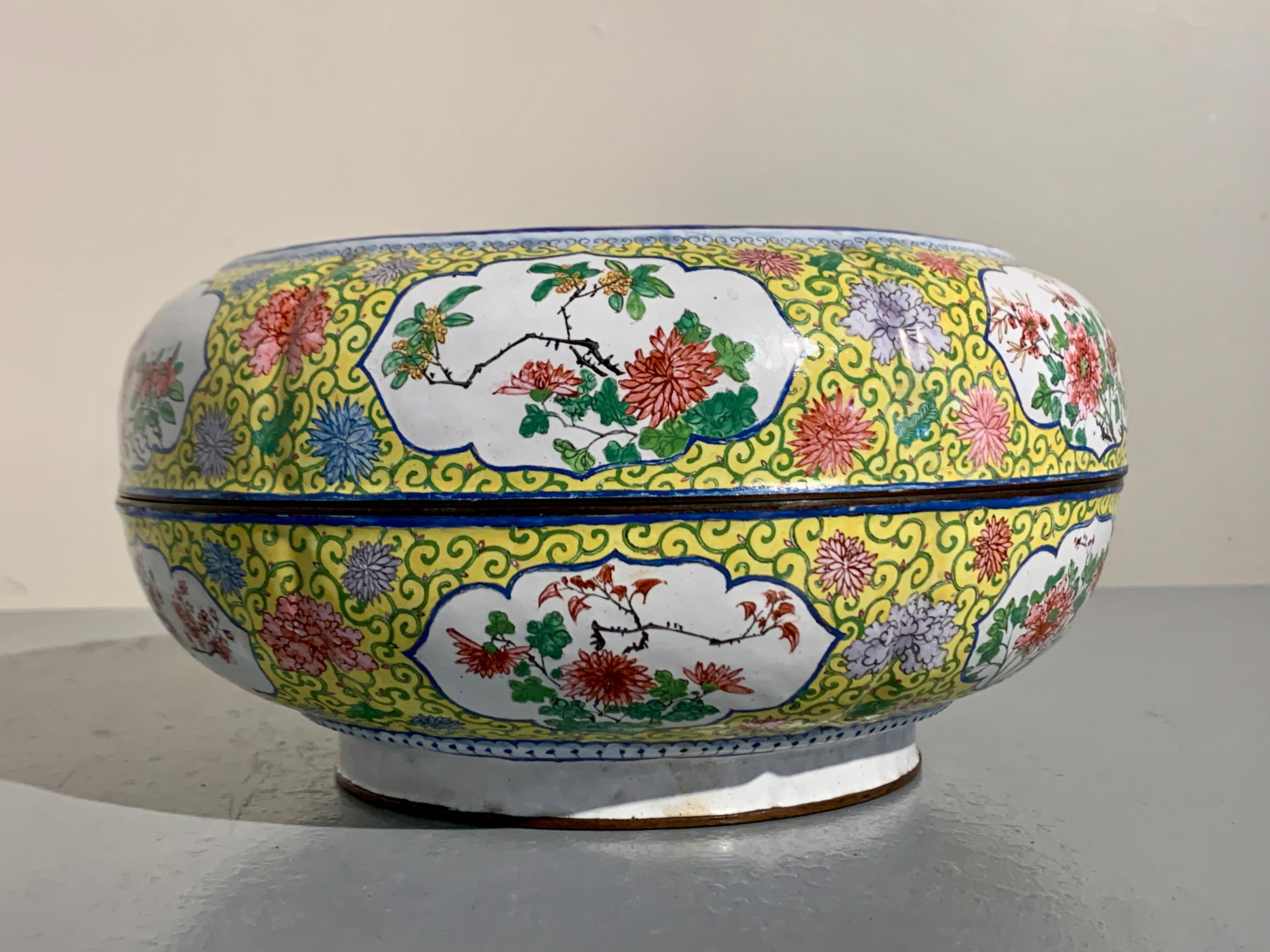 Chinese Canton Enamel Lobed Round Box, Qianlong Mark, Late Qing Dynasty, China For Sale 2