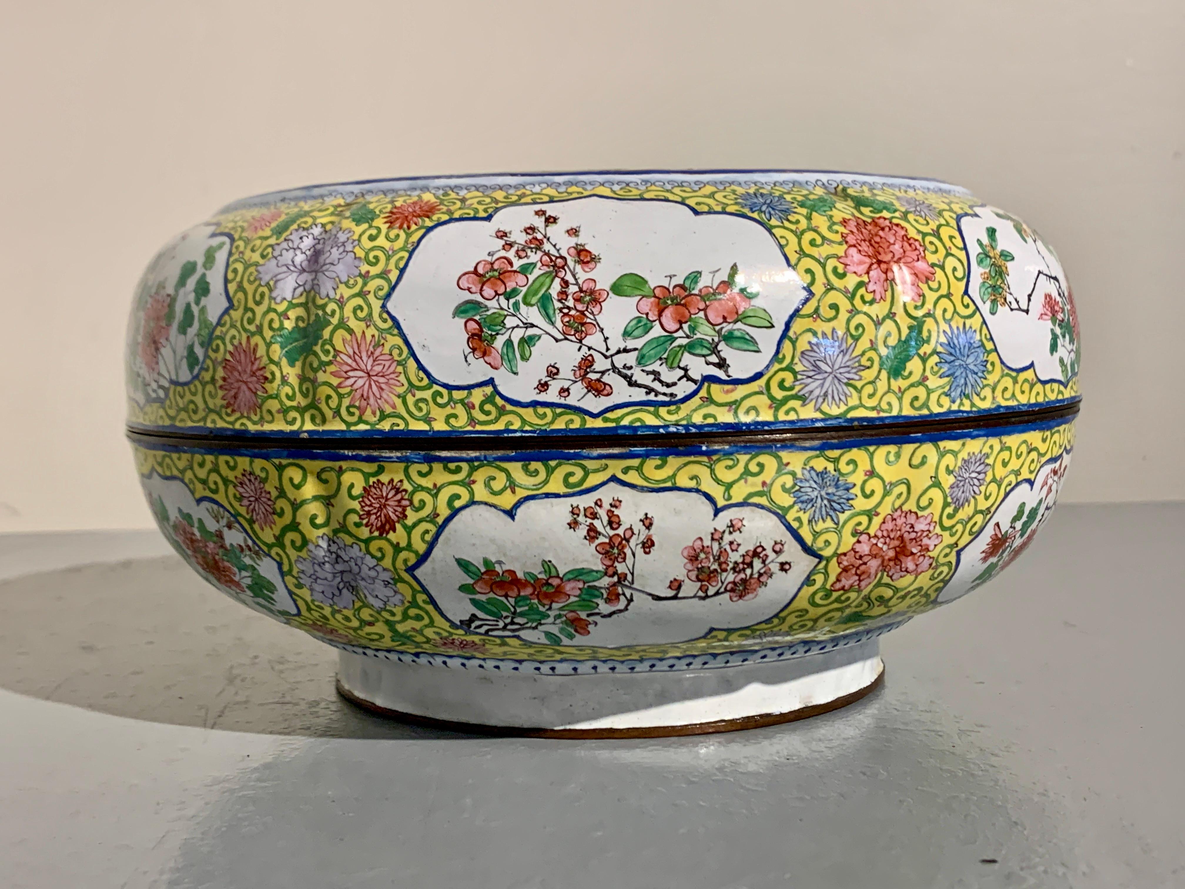 Chinese Canton Enamel Lobed Round Box, Qianlong Mark, Late Qing Dynasty, China For Sale 3