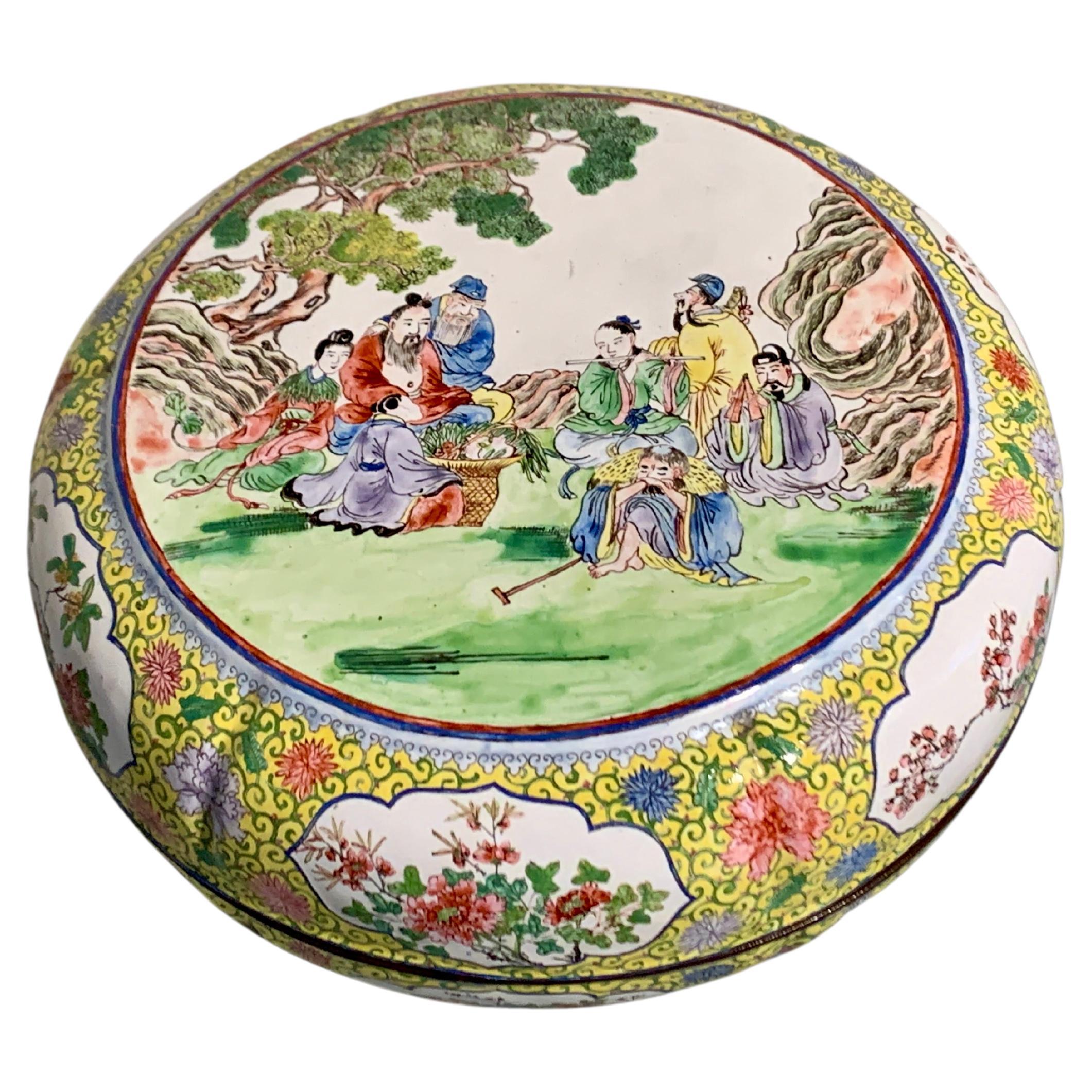 Boîte ronde lobée en émail de Canton, marque Qianlong, fin de la dynastie Qing, Chine en vente