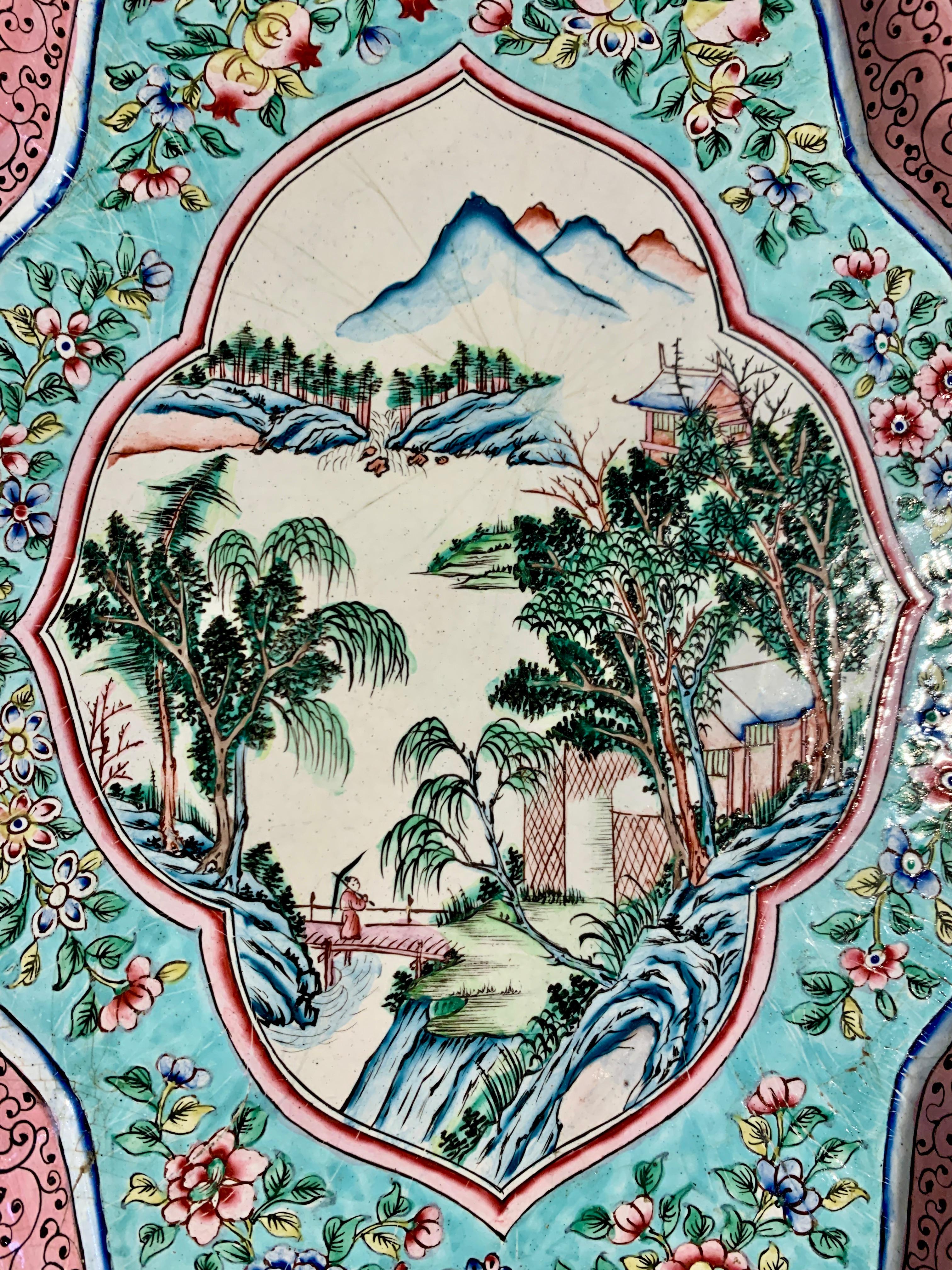Un beau grand plateau quadrilobé en émail de Canton, période de la République, vers 1920, Chine. 

Plateau en cuivre de forme quadrilobée lobée, décoré d'émaux de Canton de couleur turquoise, rose, blanc, bleu, vert et noir. 

Une grande réserve