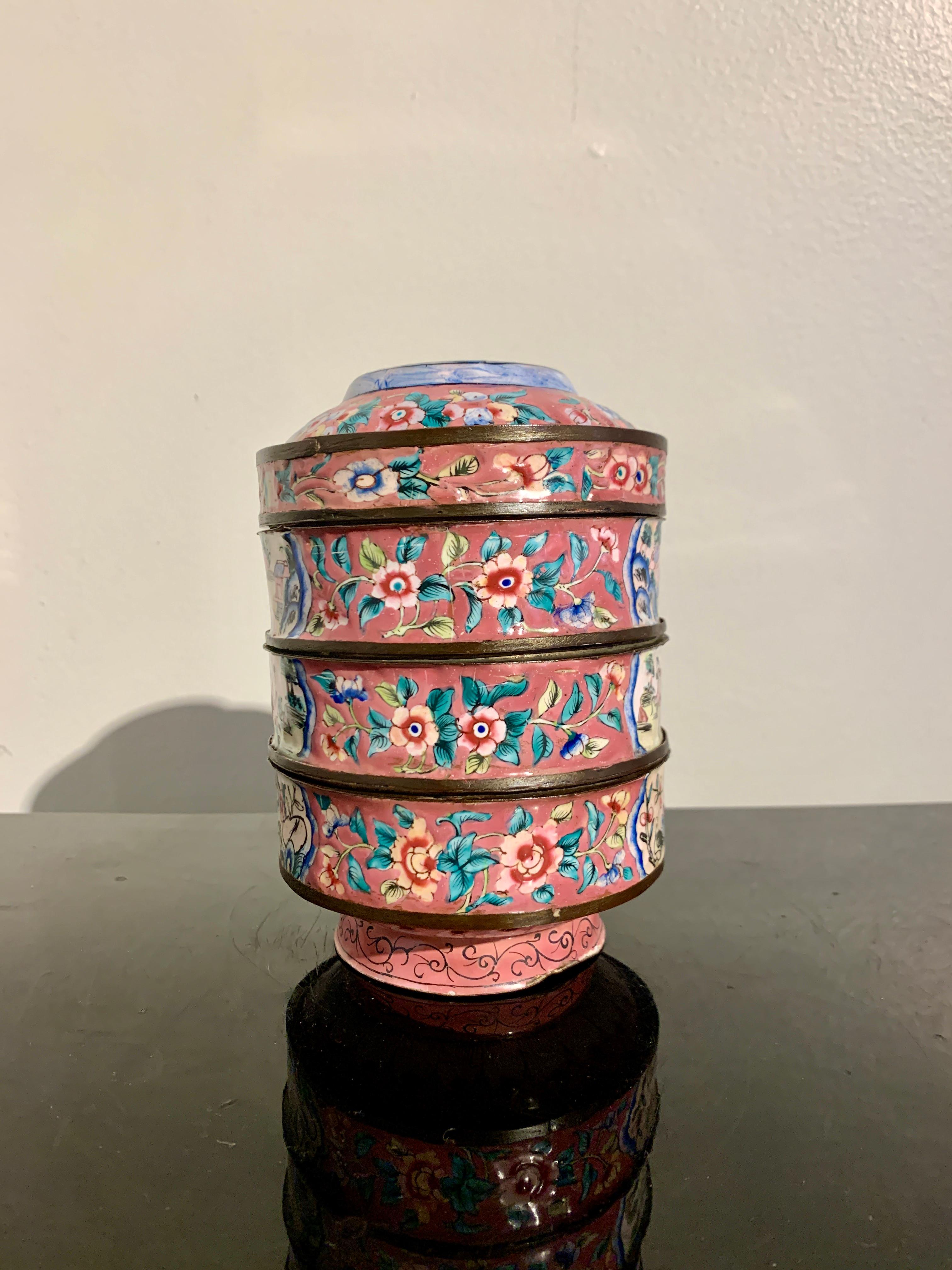 Peint à la main Boîtes empilables rondes et couvercle en émail de Canton, datant d'environ 1900, Chine en vente
