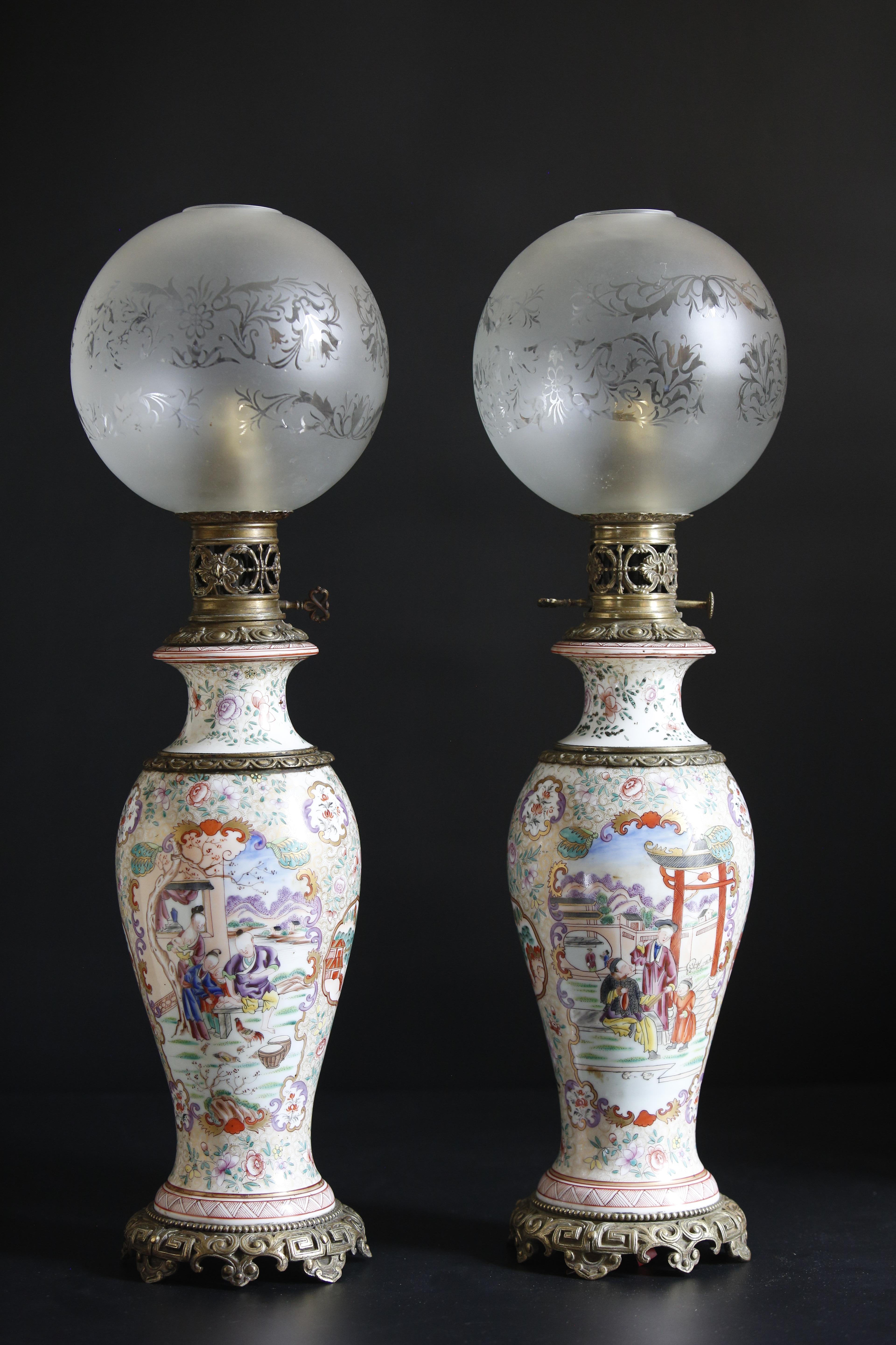 Pareja de lámparas de aceite chinas del siglo XIX con jarrón CANTON FAMILLE ROSE.

Este exquisito par de lámparas de aceite muestra una hermosa colaboración entre la artesanía francesa y la asiática del siglo XIX. Presentan porcelana Napoleón III