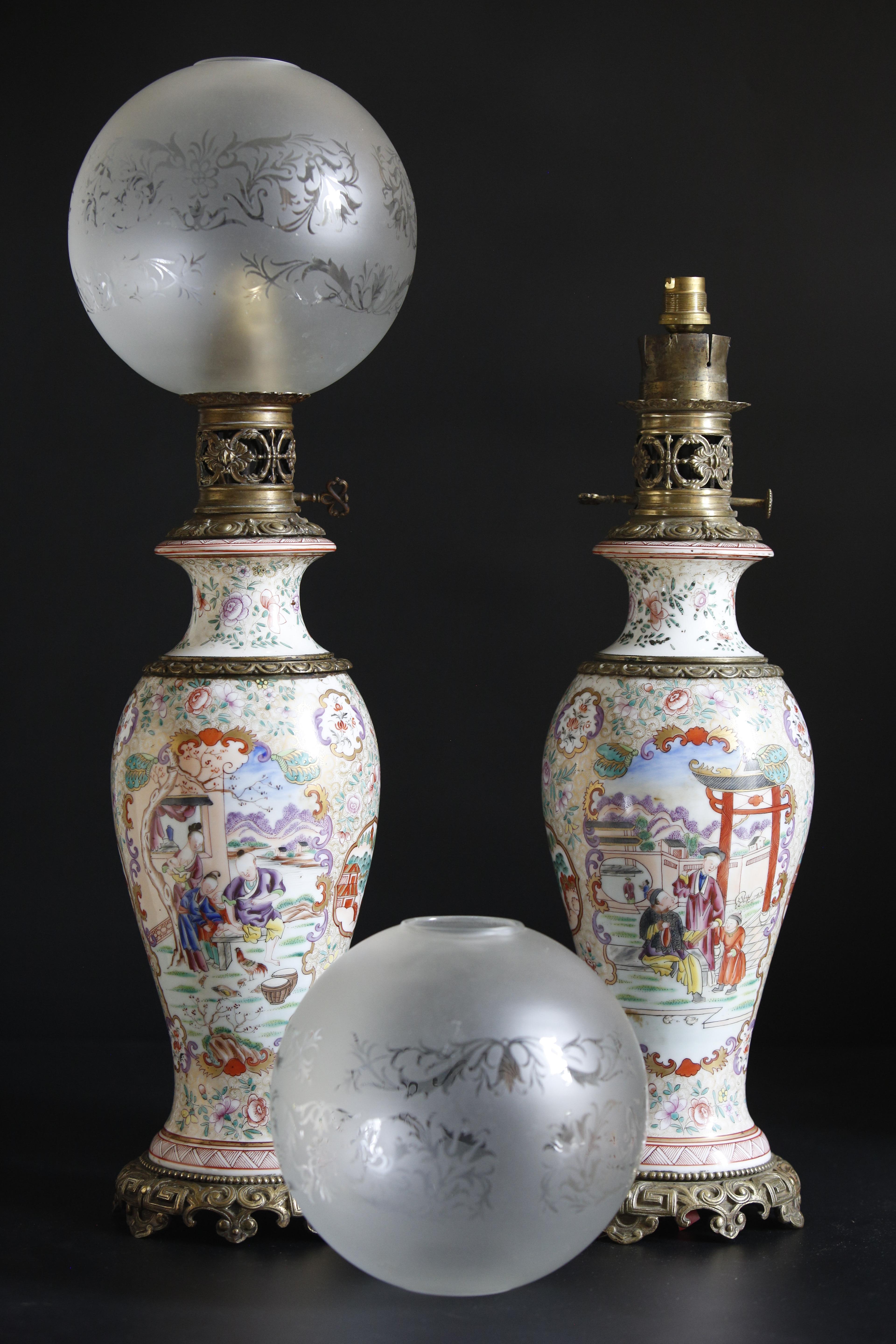 Pareja de lámparas de aceite con jarrón chino CANTON FAMILLE ROSE Siglo XIX Chinoiserie en venta