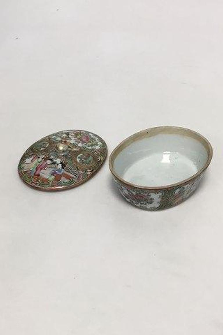 Chinese Canton enamel oval plate/dish. 

Small hairlines on the back, see pictures. 

Measures: 20th cent. L: 19,5 cm (7 43/64