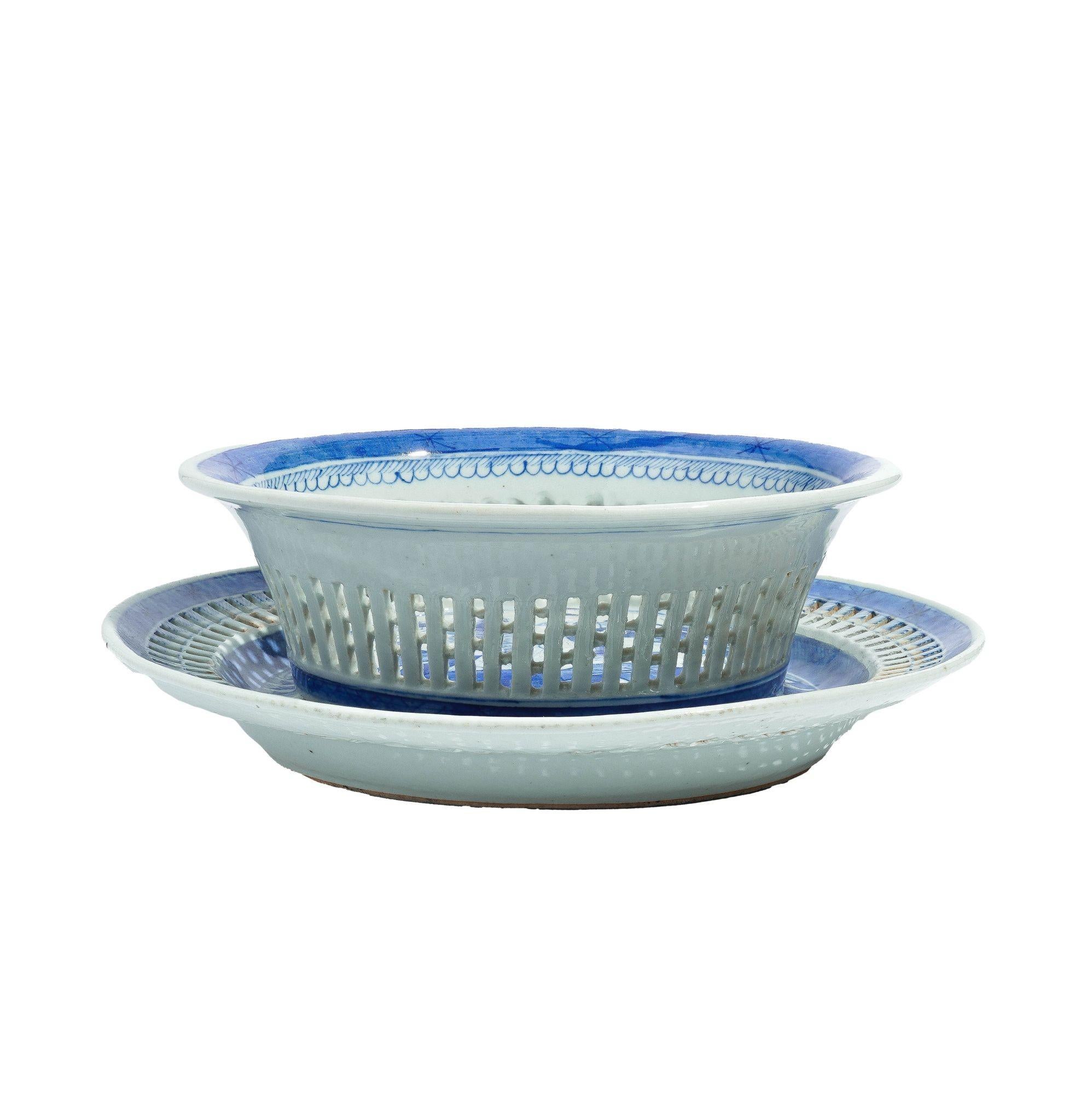 Plato forrado de porcelana china de exportación decorada en Cantón con cesta de castaño reticulada y borde reticulado. Ambas piezas están acabadas en azul cobalto bajo vidriado y decoradas con el motivo tradicional de la Casa de Té del Sauce.
China,