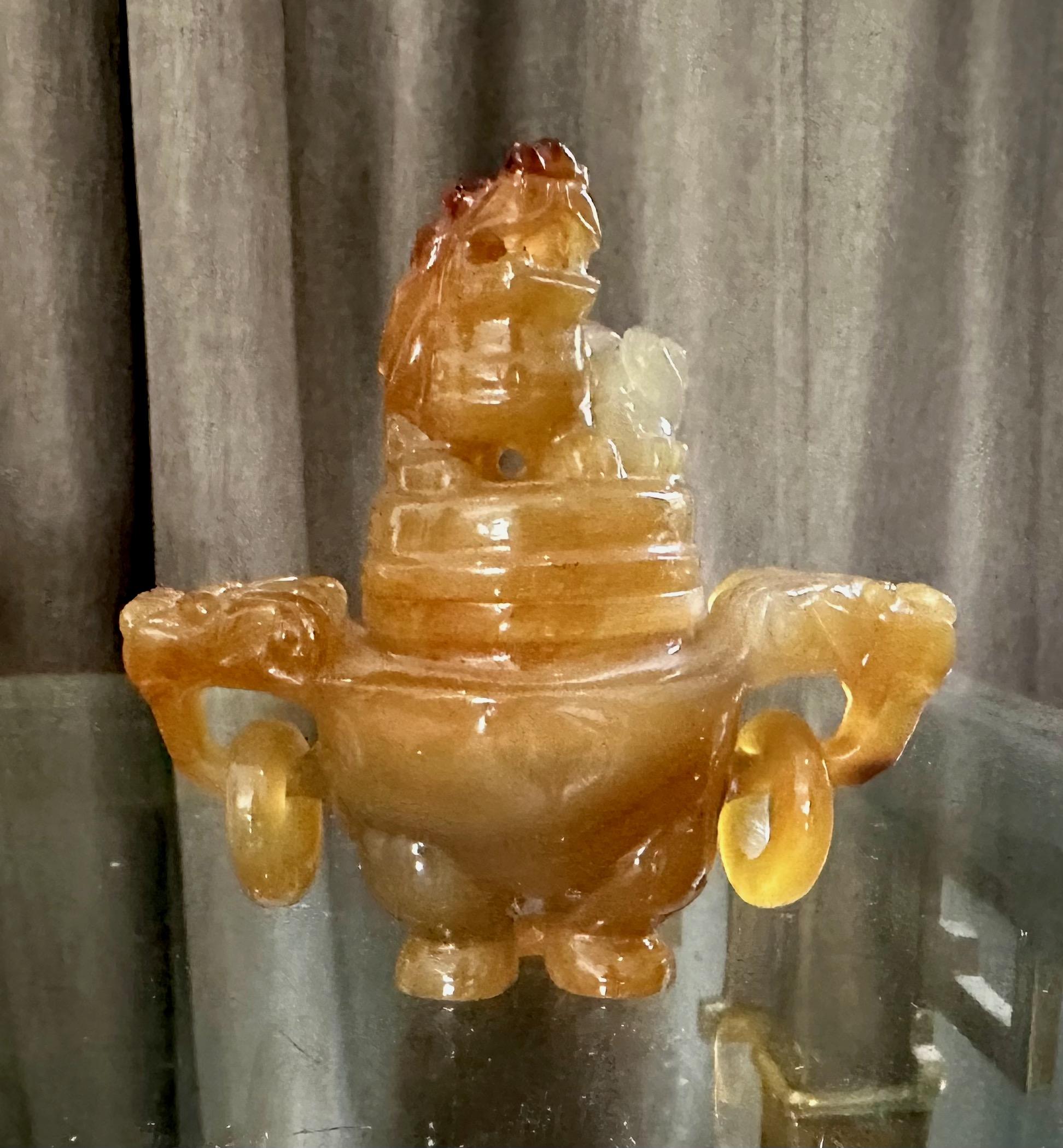 Encensoir chinois sculpté en ambre, agate et cornaline, de belle facture, avec couvercle en forme de chien fu et de lion final. 