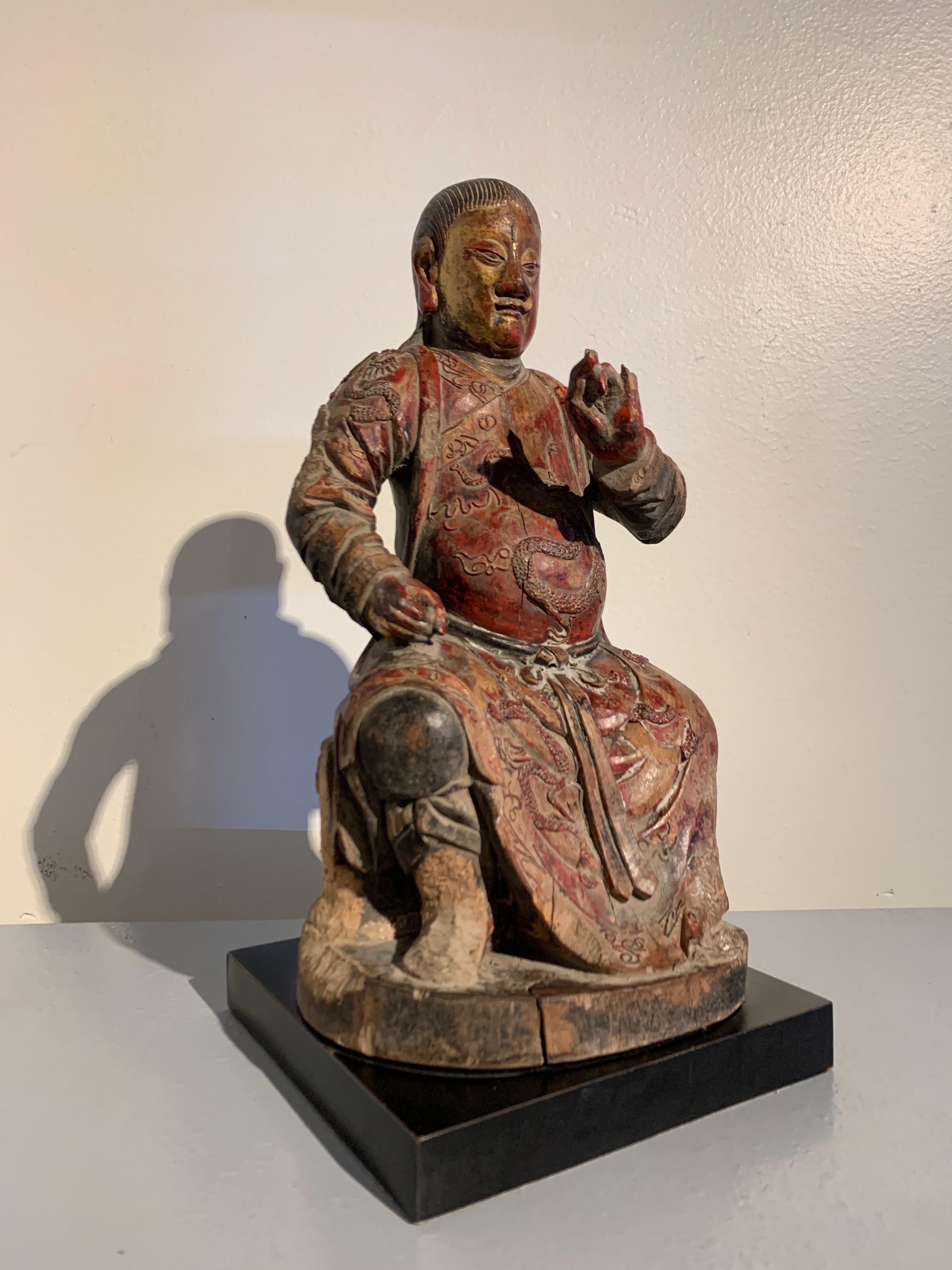 Puissante figure chinoise de la divinité taoïste Zhenwu (Xuanwu), en bois sculpté et laqué avec des détails de laque appliqués, dynastie Qing, XIXe siècle ou avant, Chine.

Zhenwu, également connu sous le nom de Xuanwu, est une divinité taoïste