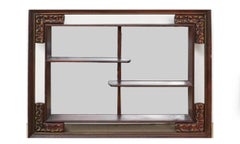 Chinesische Etagere mit geschnitztem und lackiertem Holzrahmen und verspiegelter Rückseite