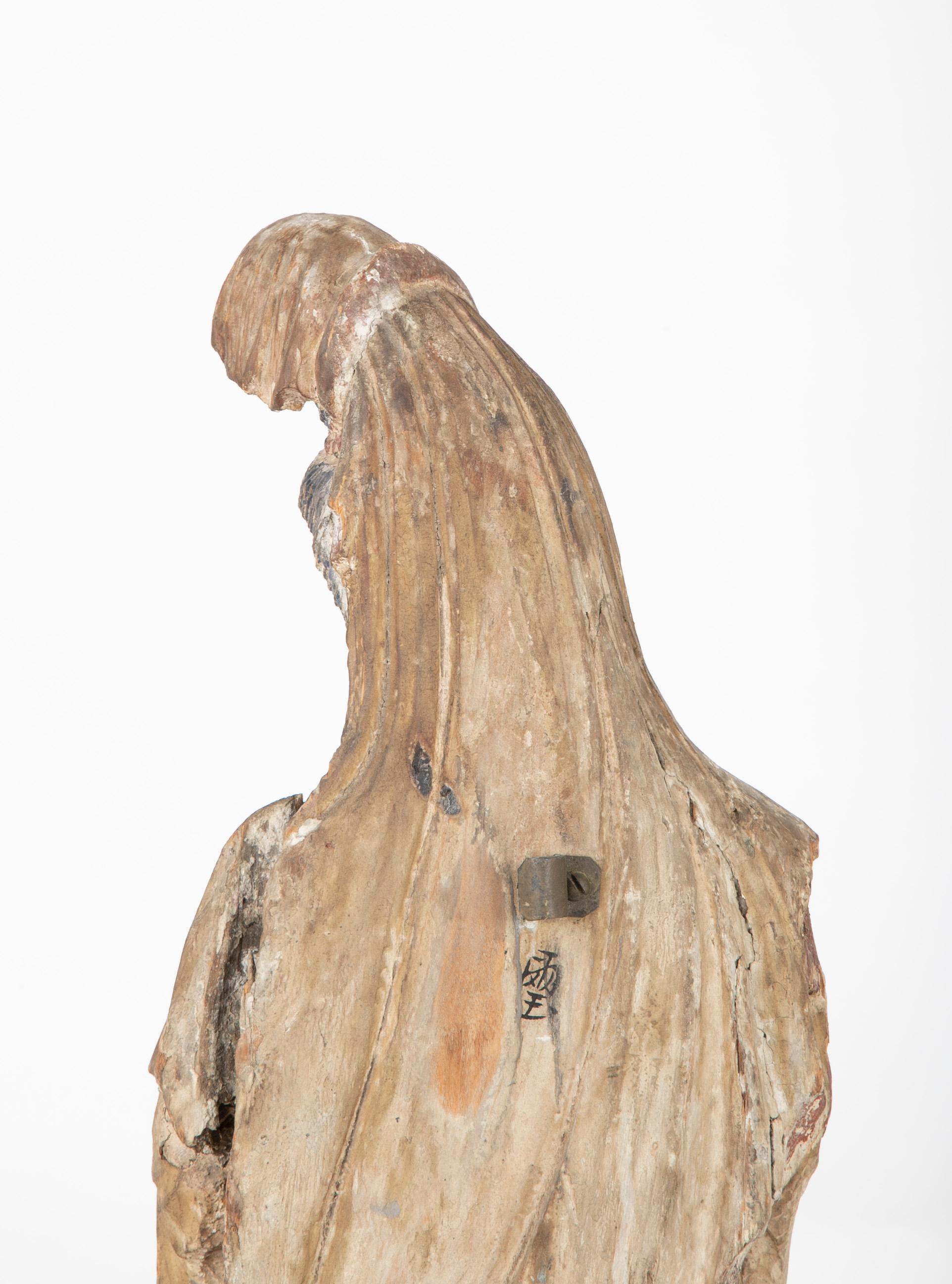 Chinesische geschnitzte und bemalte Holzskulptur von Guanyin im Angebot 8