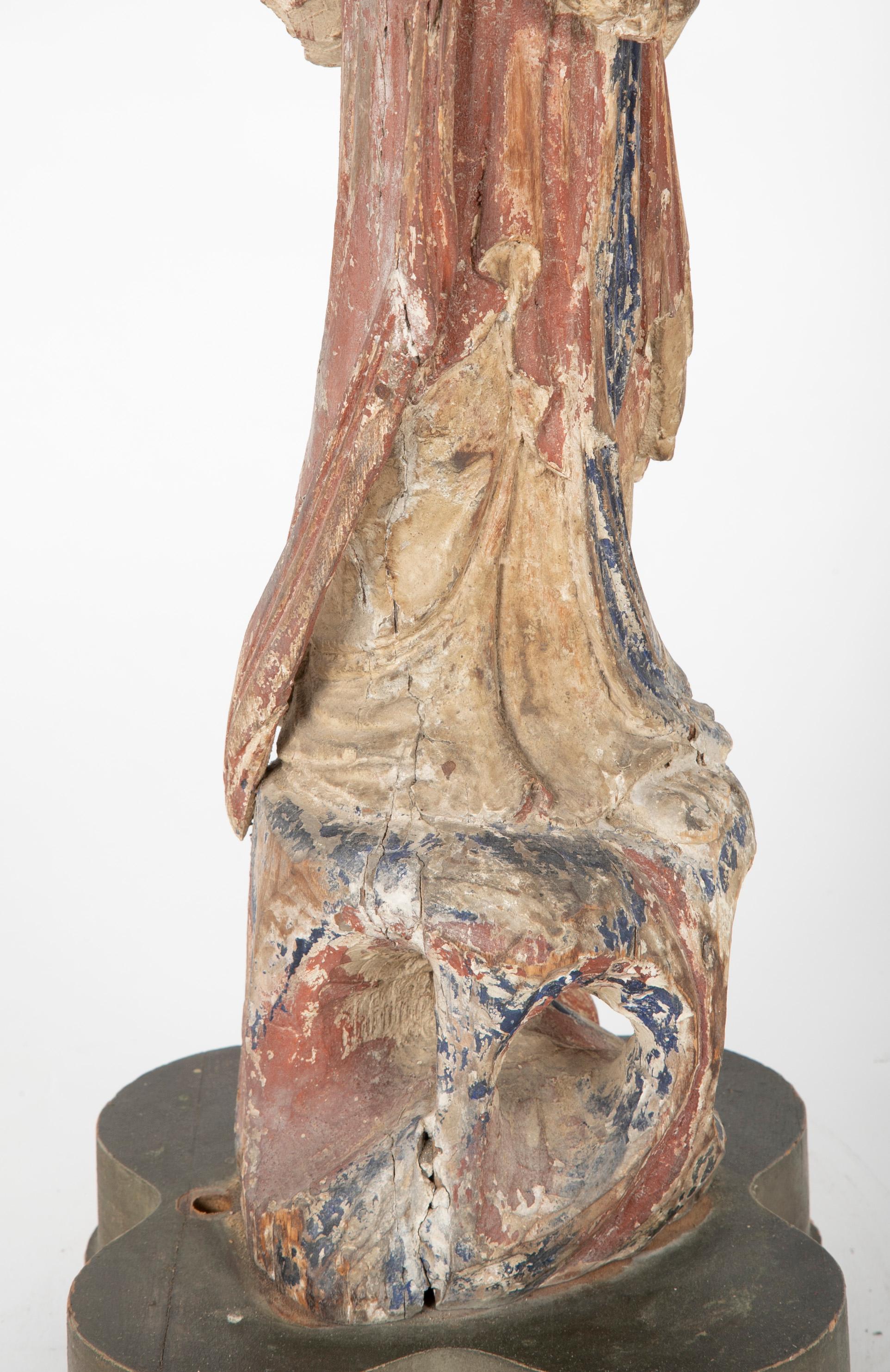 Chinesische geschnitzte und bemalte Holzskulptur von Guanyin im Angebot 11