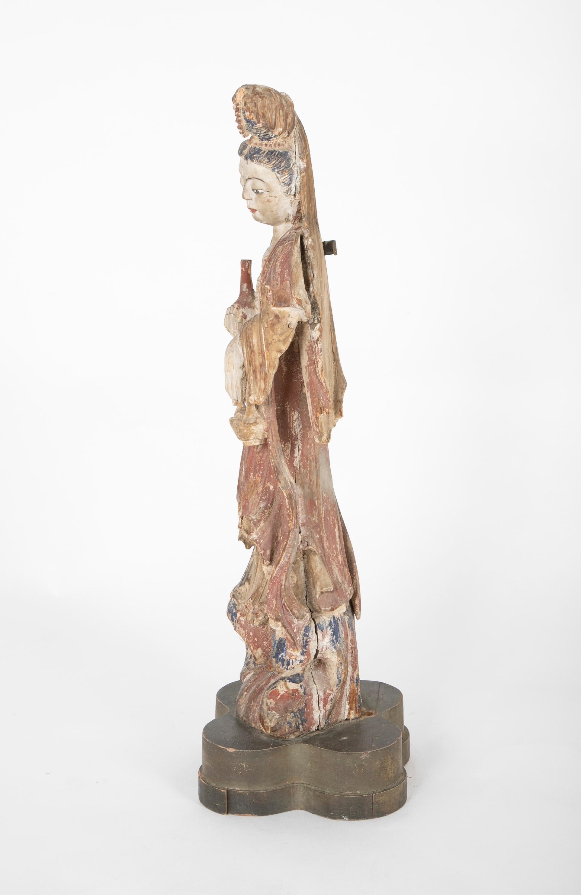 Chinesische geschnitzte und bemalte Holzskulptur von Guanyin im Angebot 2