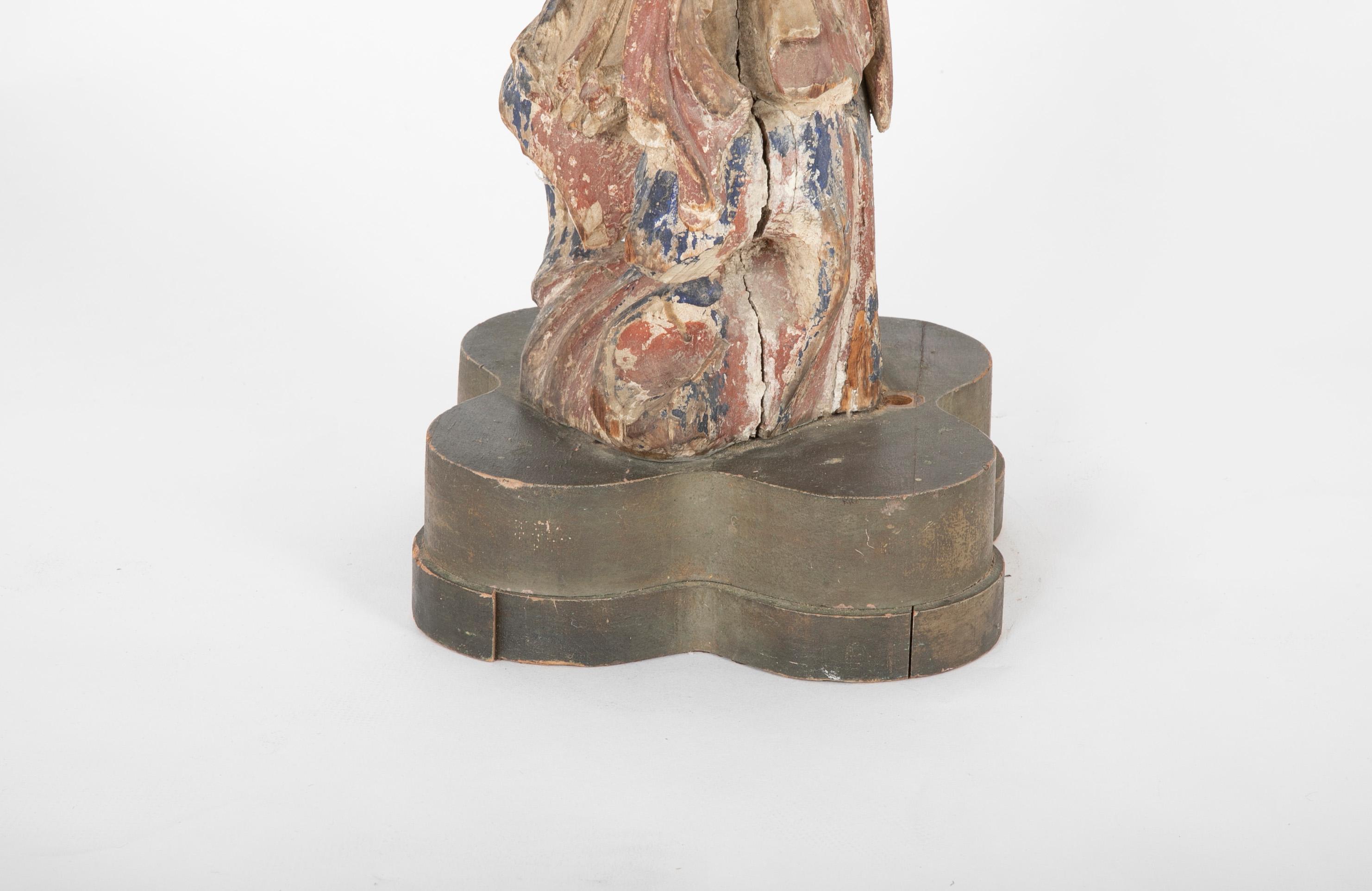 Chinesische geschnitzte und bemalte Holzskulptur von Guanyin im Angebot 3