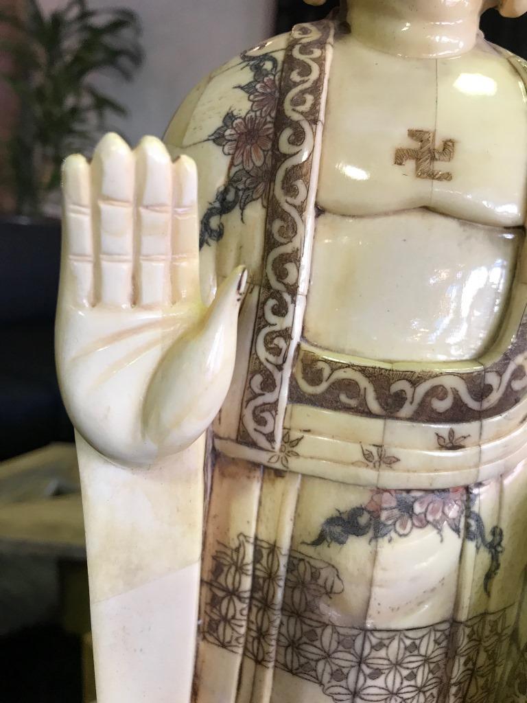 Chinesisch geschnitzt Knochen Figur Skulptur des stehenden Buddha im Zustand „Gut“ in Studio City, CA
