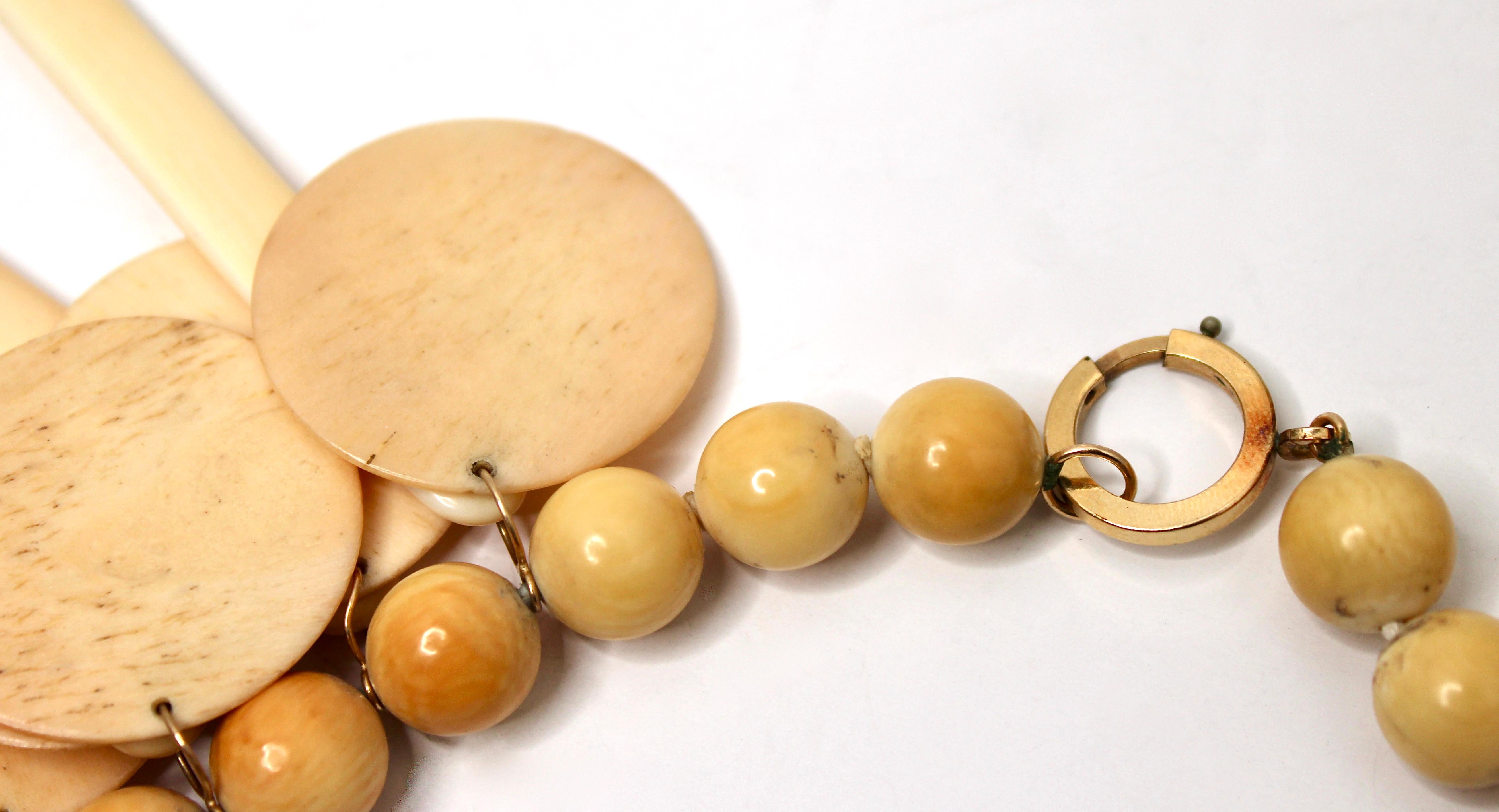 Collana cinese in osso intagliato degli anni '70 circa in vendita 1