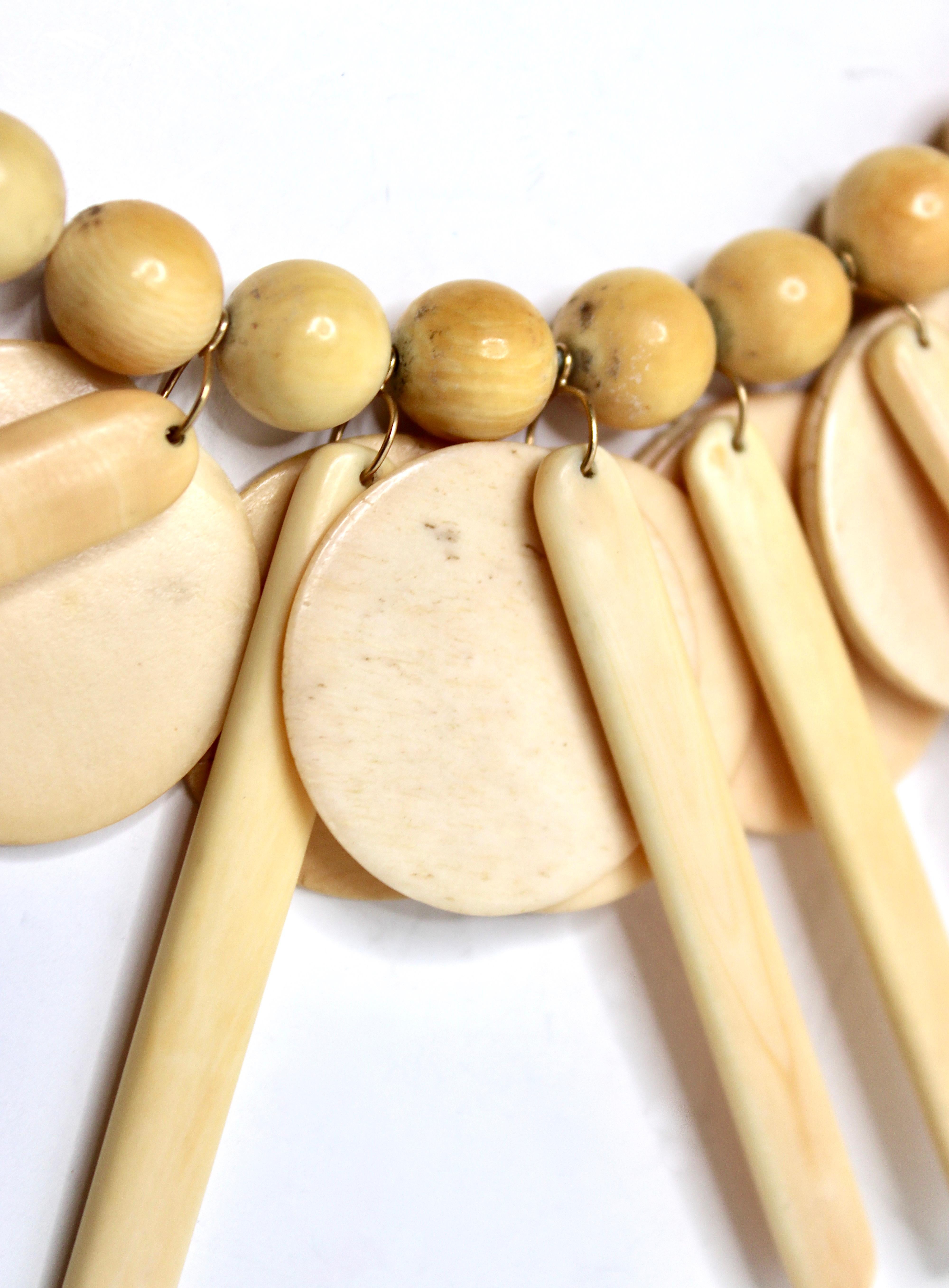 Collana cinese in osso intagliato degli anni '70 circa in vendita 4