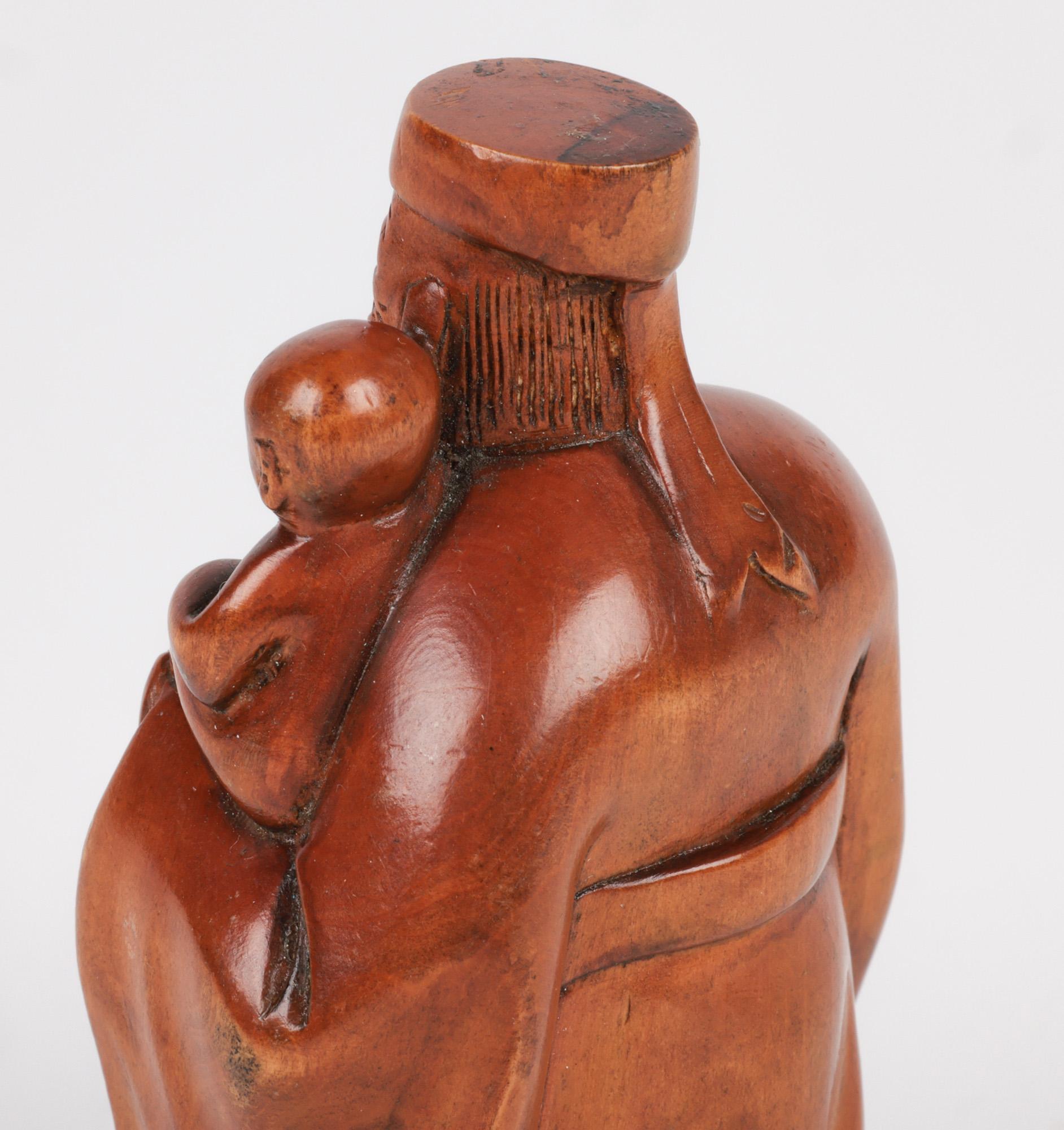 Immortel en buis sculpté chinois tenant un Child Child en vente 3