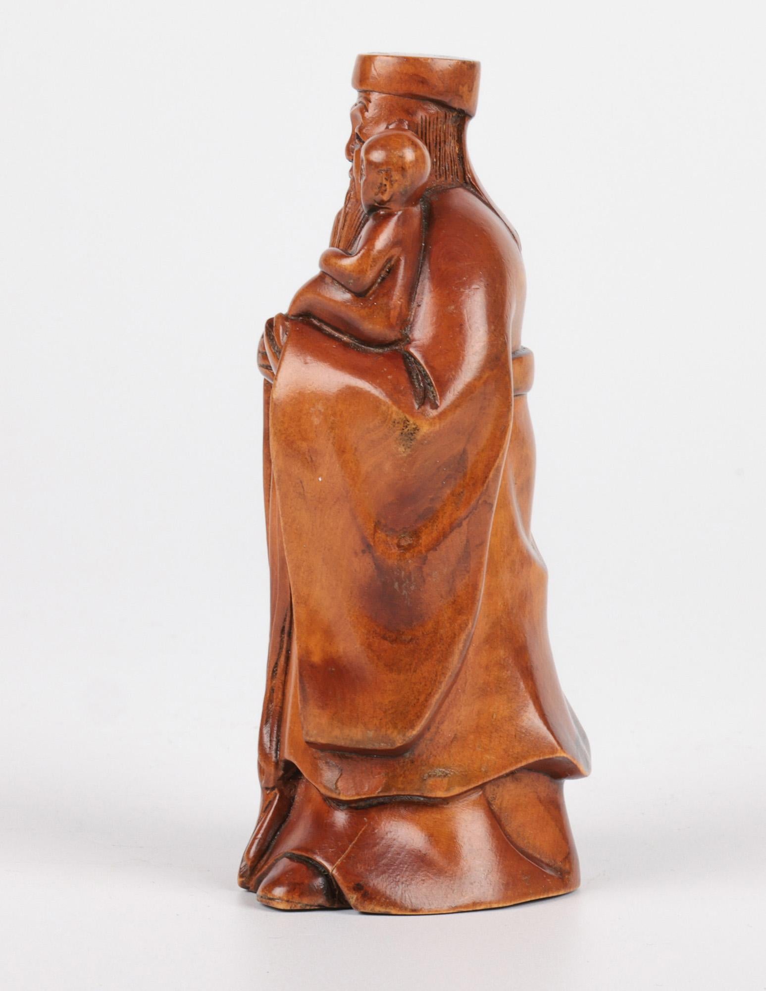 Immortel en buis sculpté chinois tenant un Child Child en vente 7