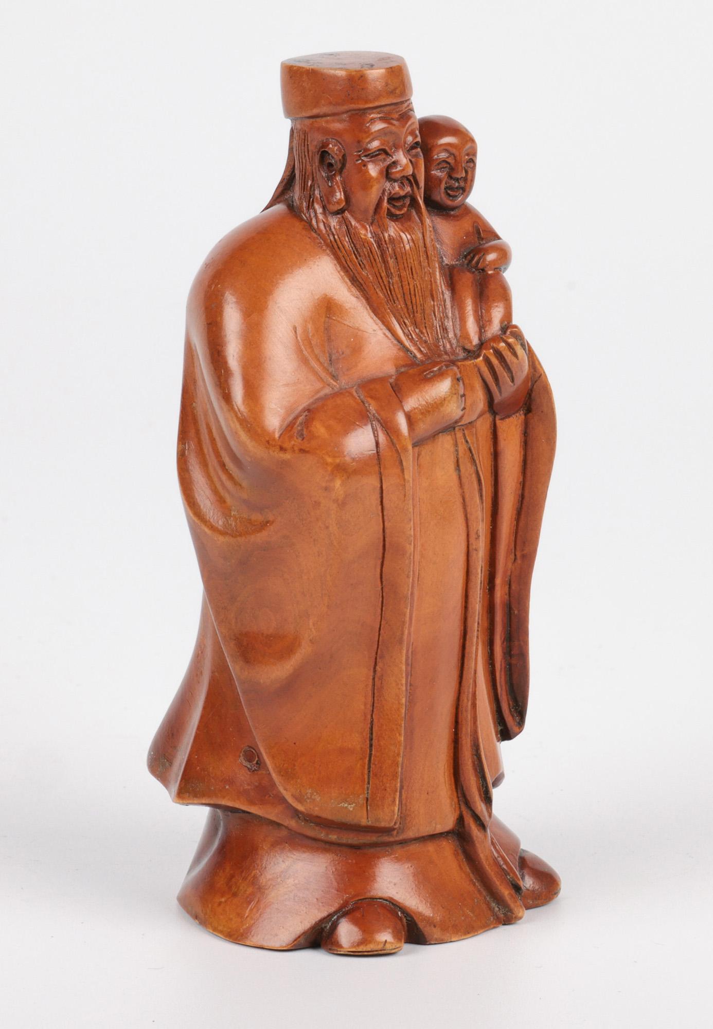 Immortel en buis sculpté chinois tenant un Child Child en vente 9