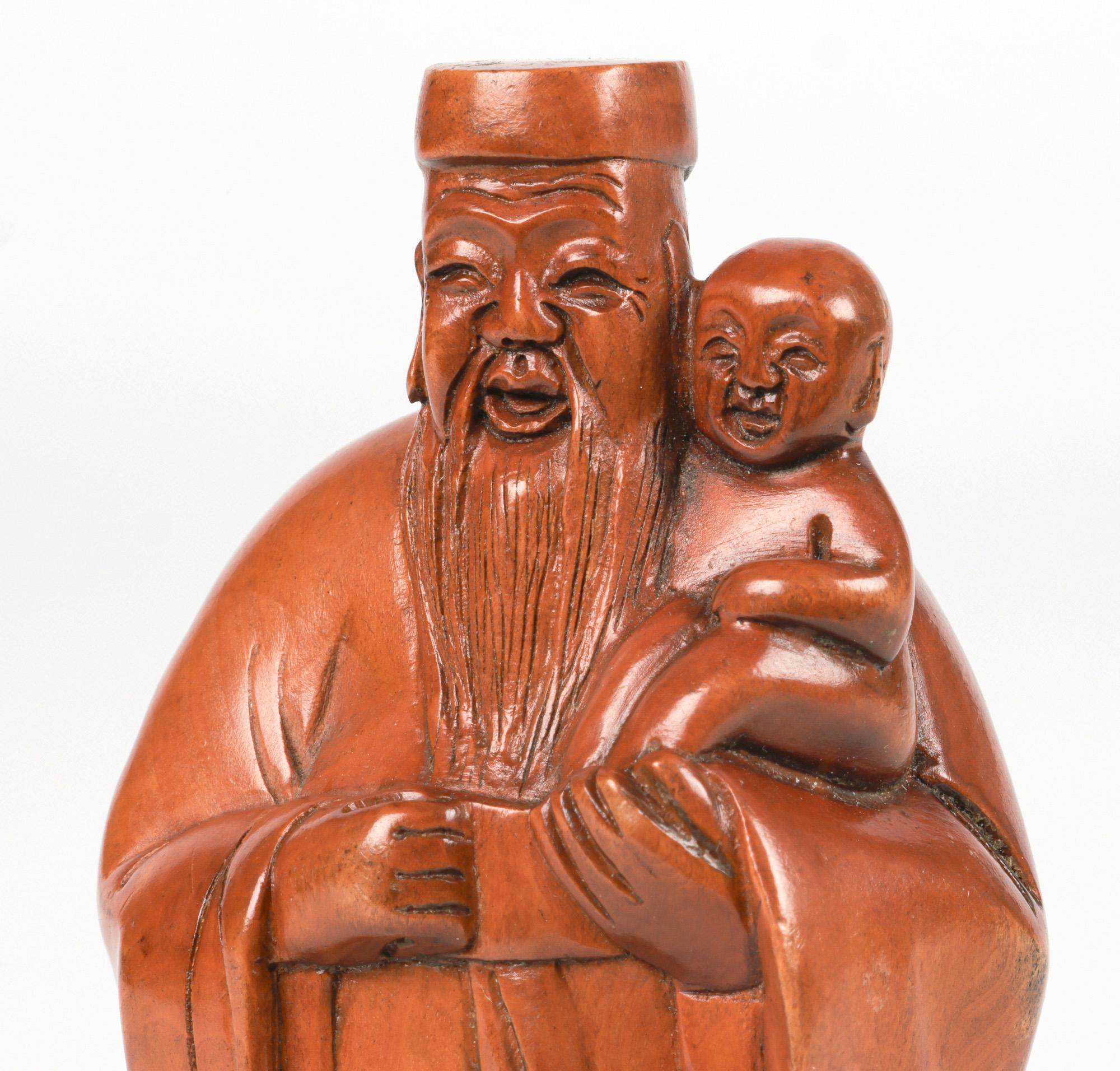 Chinois Immortel en buis sculpté chinois tenant un Child Child en vente