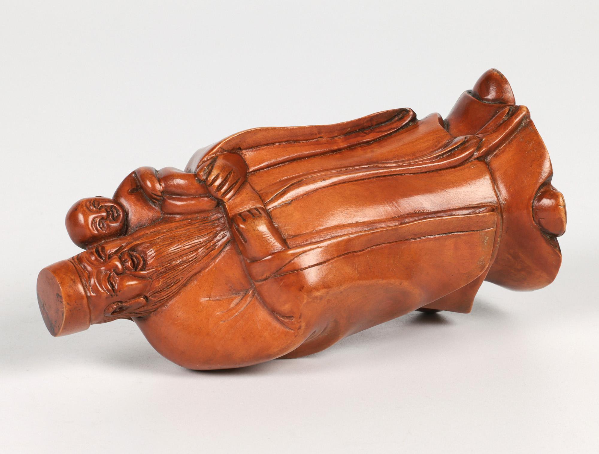 Immortel en buis sculpté chinois tenant un Child Child Bon état - En vente à Bishop's Stortford, Hertfordshire