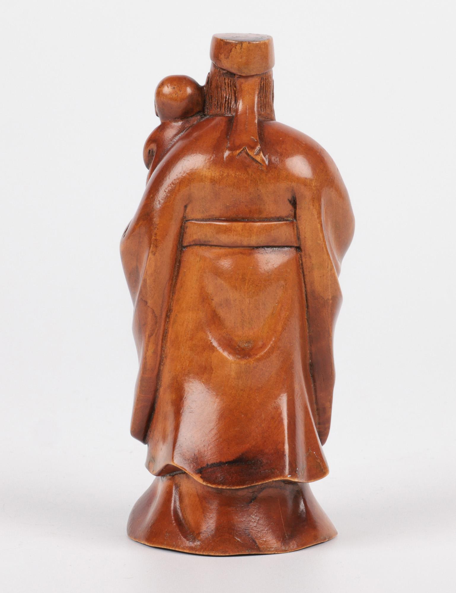 Début du 20ème siècle Immortel en buis sculpté chinois tenant un Child Child en vente