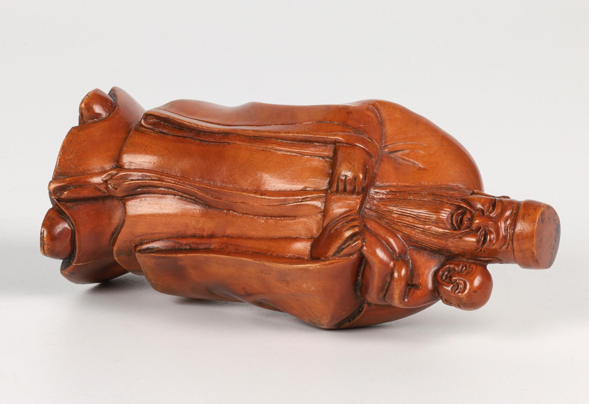 Buis Immortel en buis sculpté chinois tenant un Child Child en vente