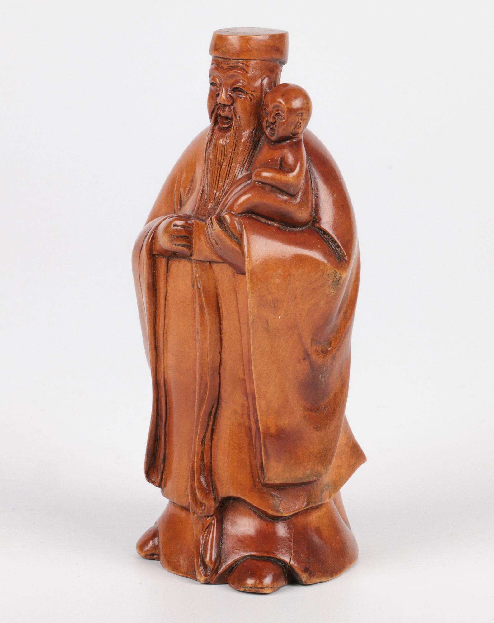 Immortel en buis sculpté chinois tenant un Child Child en vente 1