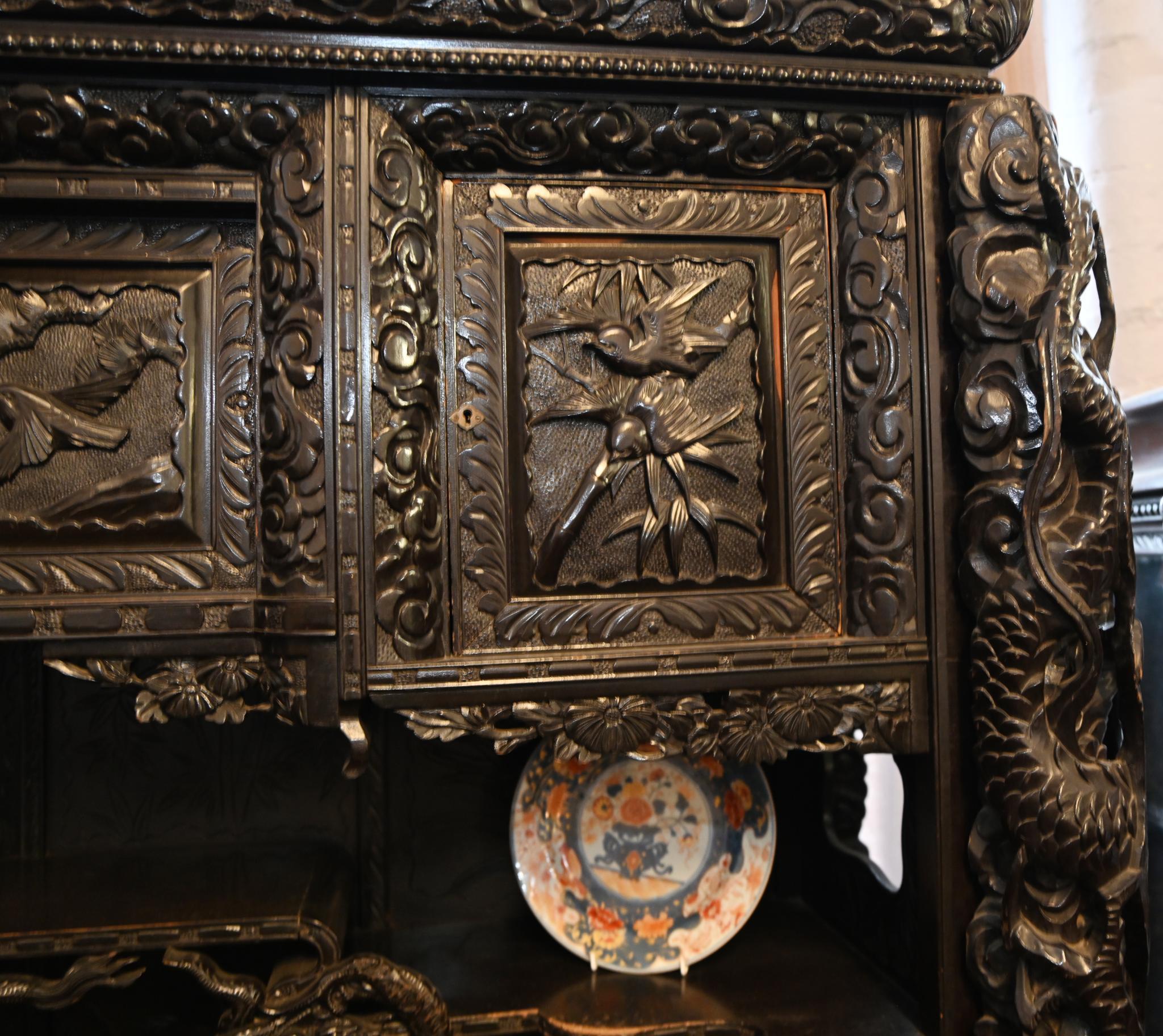 Sie sehen eine wunderschöne chinesische Hartholzvitrine
Ich hoffe, dass die Fotos zeigen, wie kunstvoll die Schnitzerei ist, definitiv die Arbeit einer geschickten Hand
Schiebetüren und verschiedene kleine Schränke, hätte ursprünglich in einem