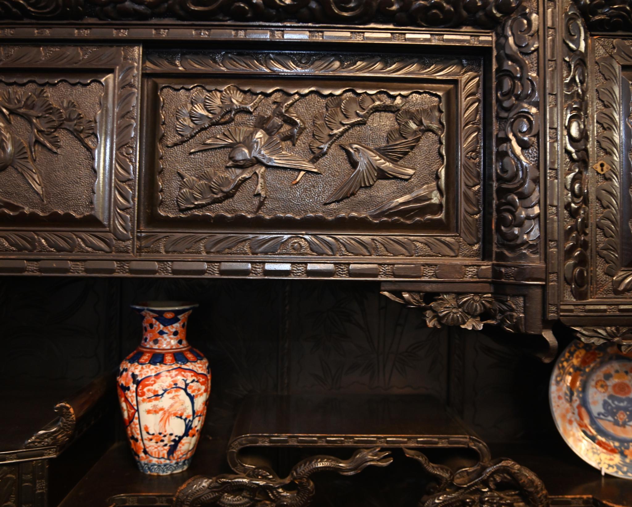 Chinesischer geschnitzter Schrank, antikes Hartholz- Tempelschrank, Temple Display 1840 (Chinesischer Export) im Angebot