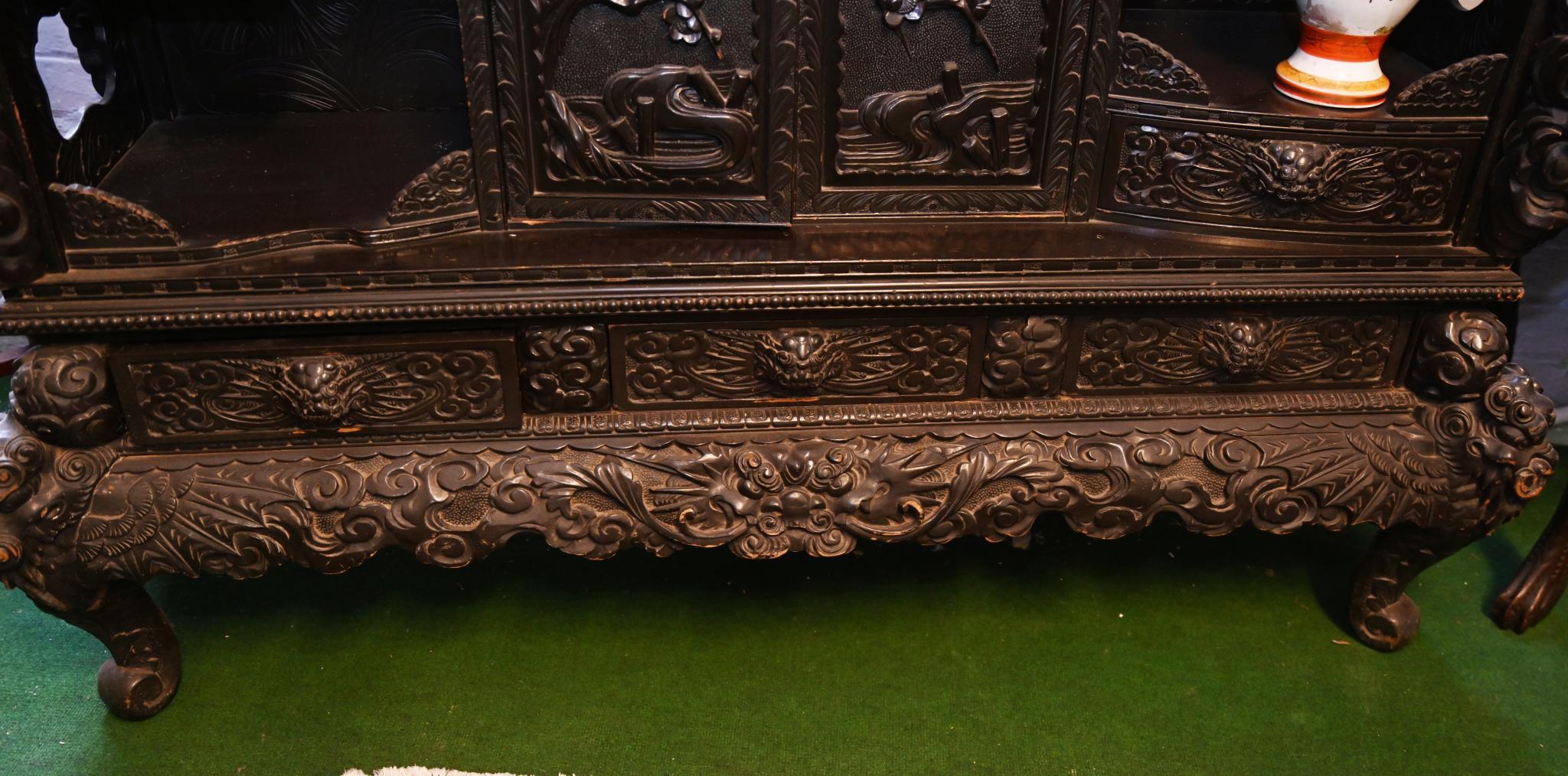 Chinesischer geschnitzter Schrank, antikes Hartholz- Tempelschrank, Temple Display 1840 (Mittleres 19. Jahrhundert) im Angebot