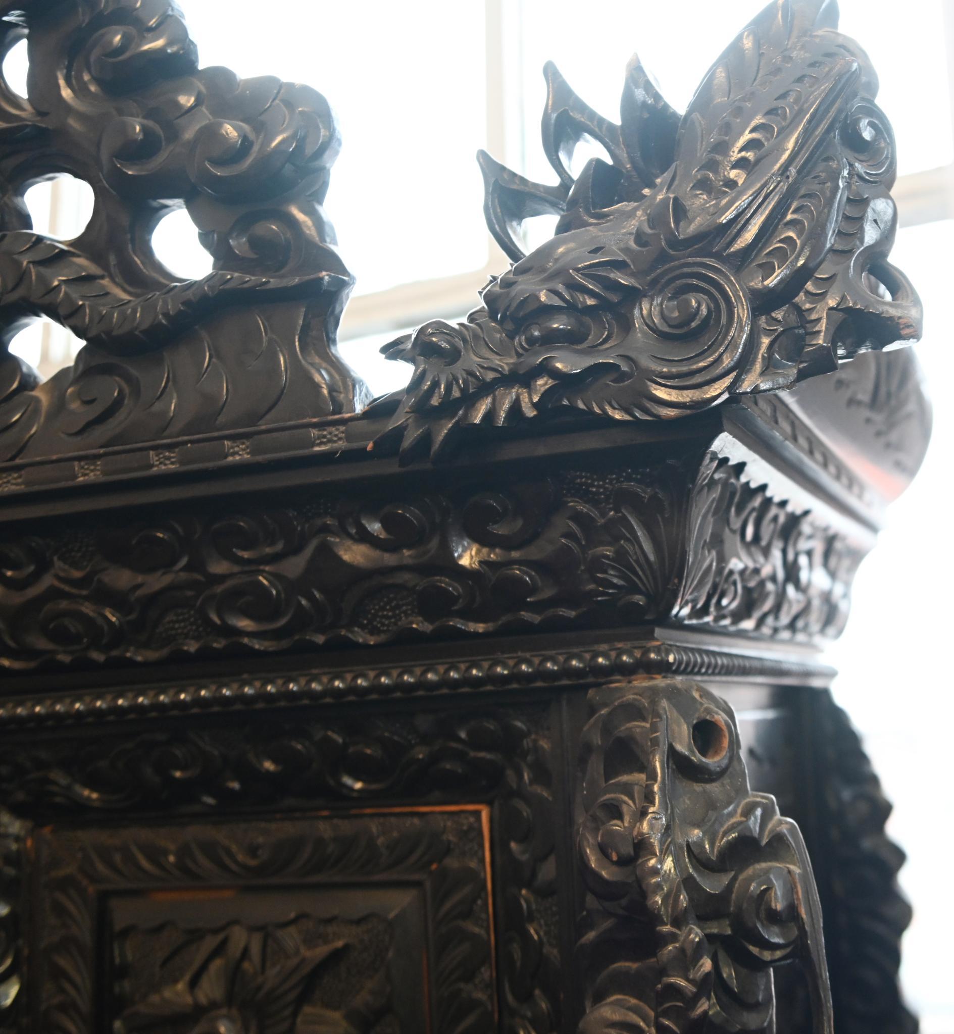Chinesischer geschnitzter Schrank, antikes Hartholz- Tempelschrank, Temple Display 1840 im Angebot 1