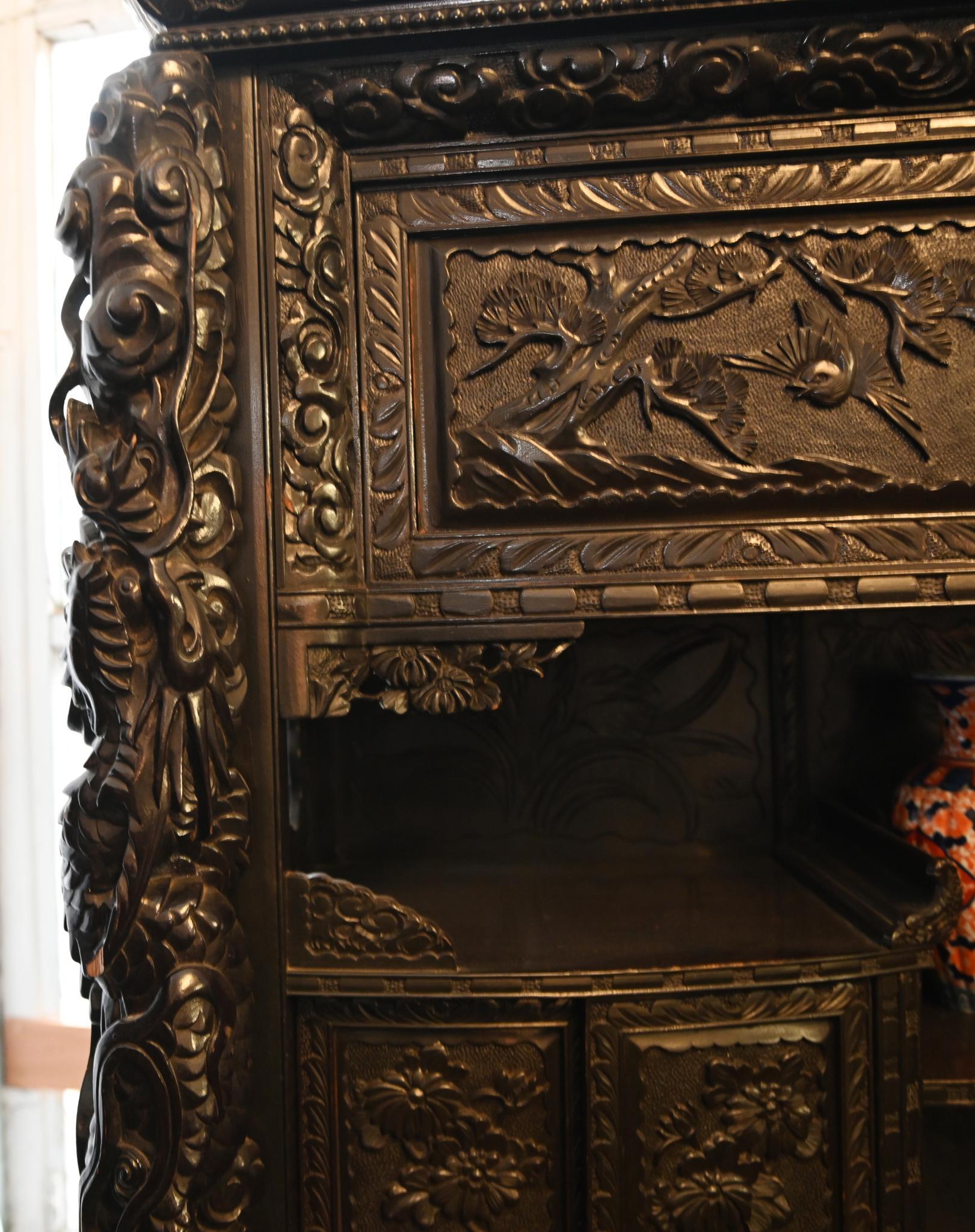 Chinesischer geschnitzter Schrank, antikes Hartholz- Tempelschrank, Temple Display 1840 im Angebot 3