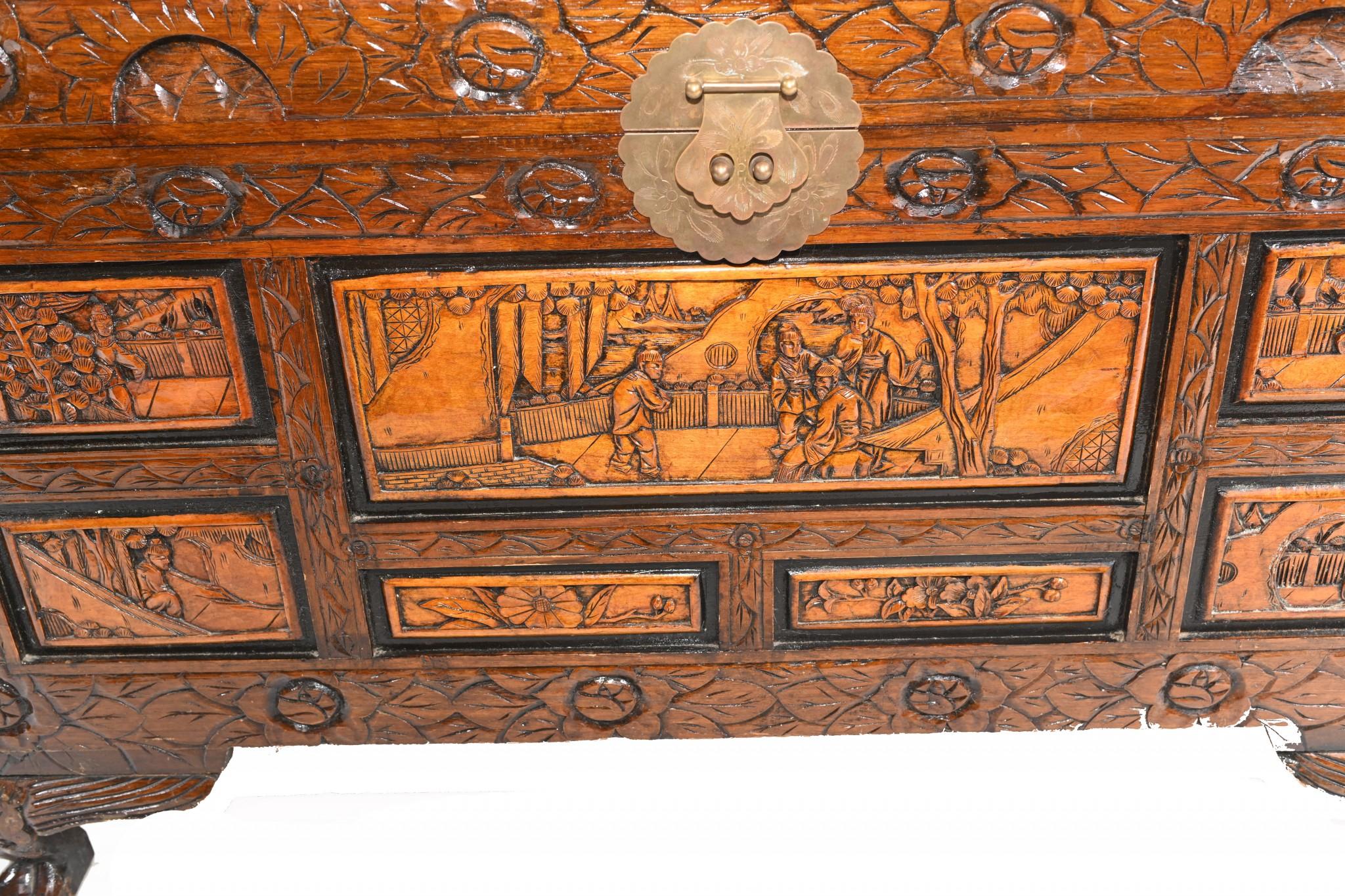 Cofre o caja de alcanfor chino tallado a mano
Detalles tallados muy intrincados en todas las superficies
Sería una gran pieza decorativa o incluso como mesa de centro
En los siglos XVIII y XIX, los cofres de madera de alcanfor, de aroma natural, se