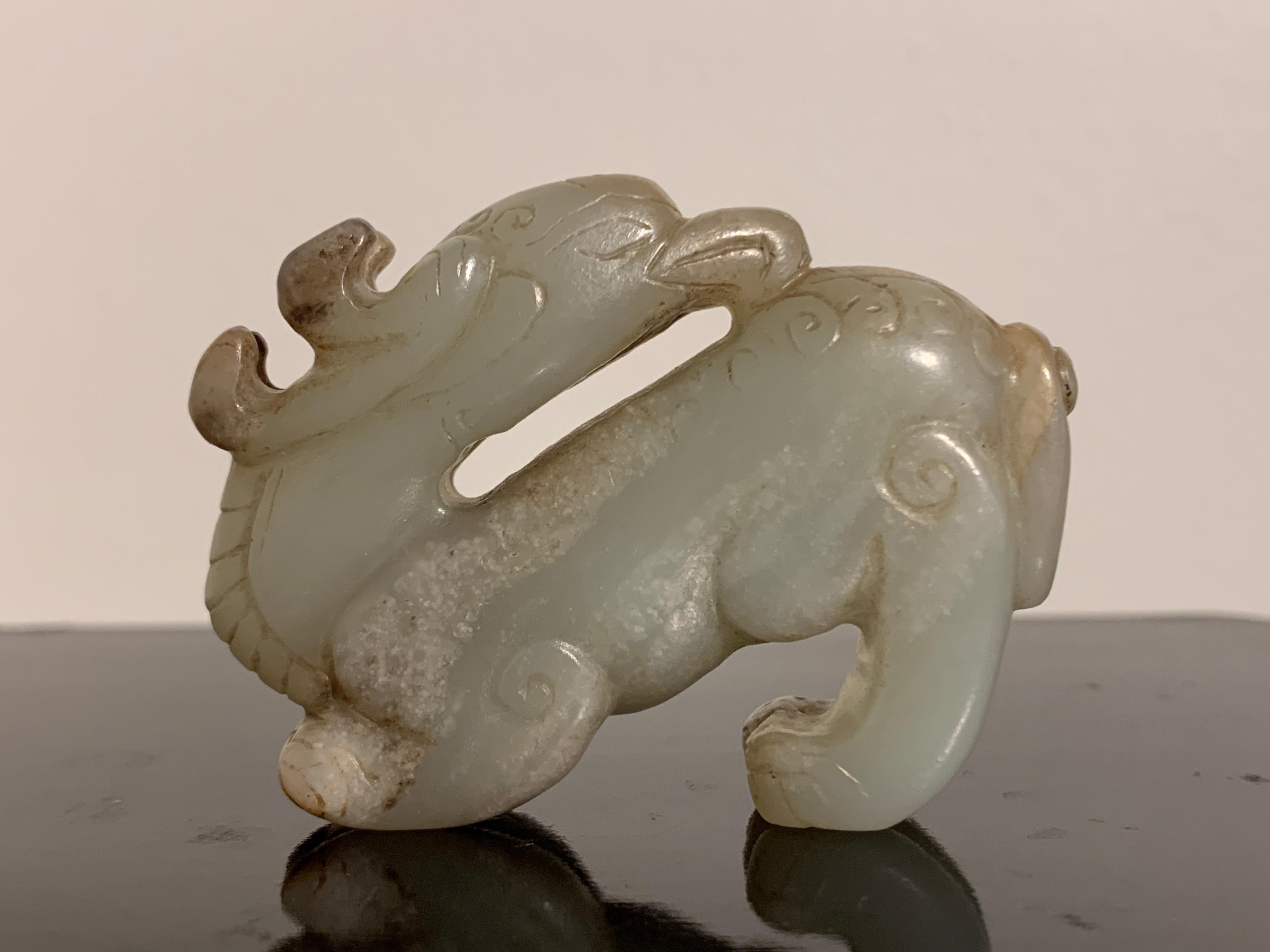 Animal mítico chino tallado en celadón y jade rojizo, dinastía Ming o anterior Tallado a mano en venta