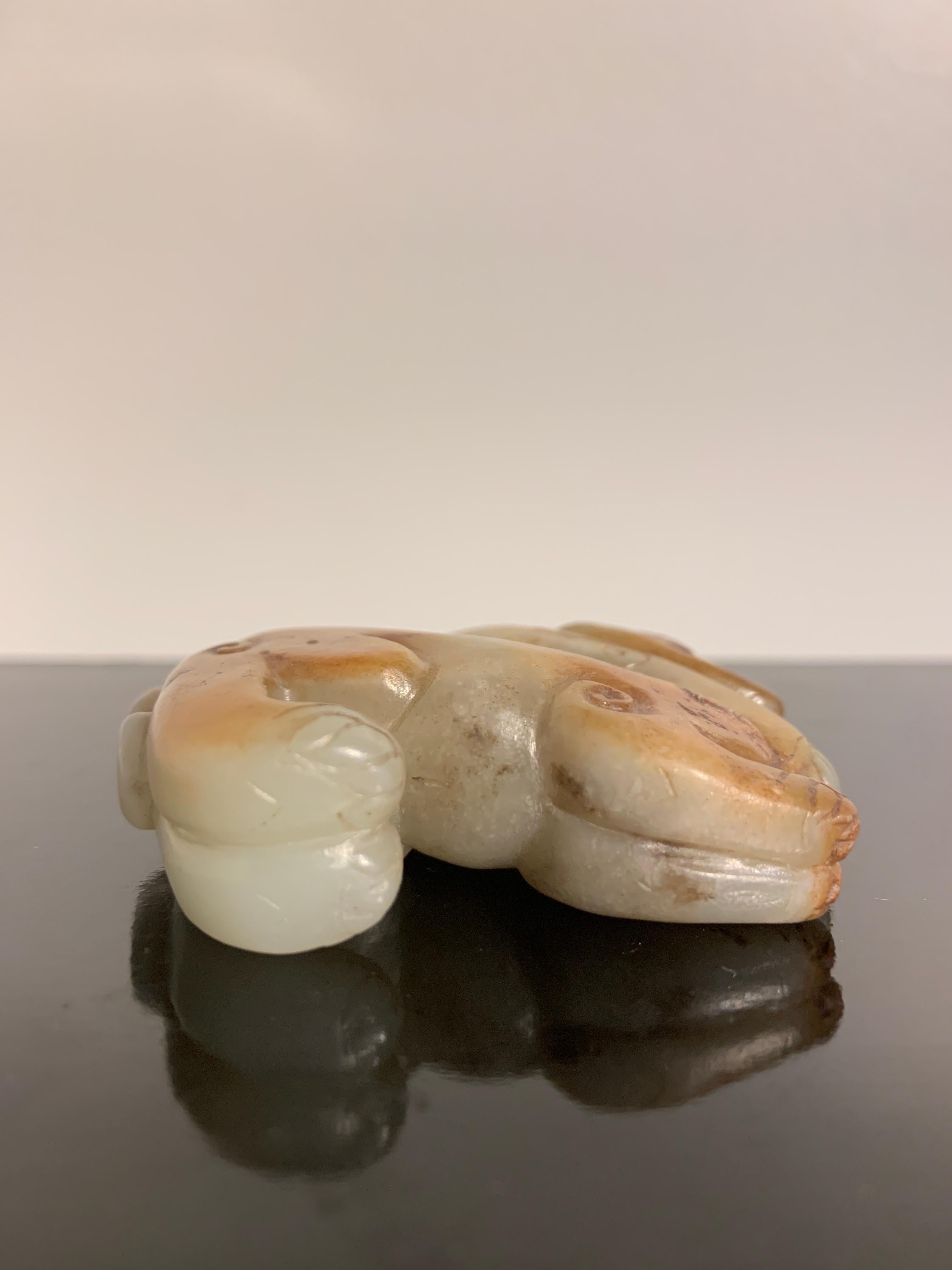 Animal mítico chino tallado en celadón y jade rojizo, dinastía Ming o anterior Jade en venta