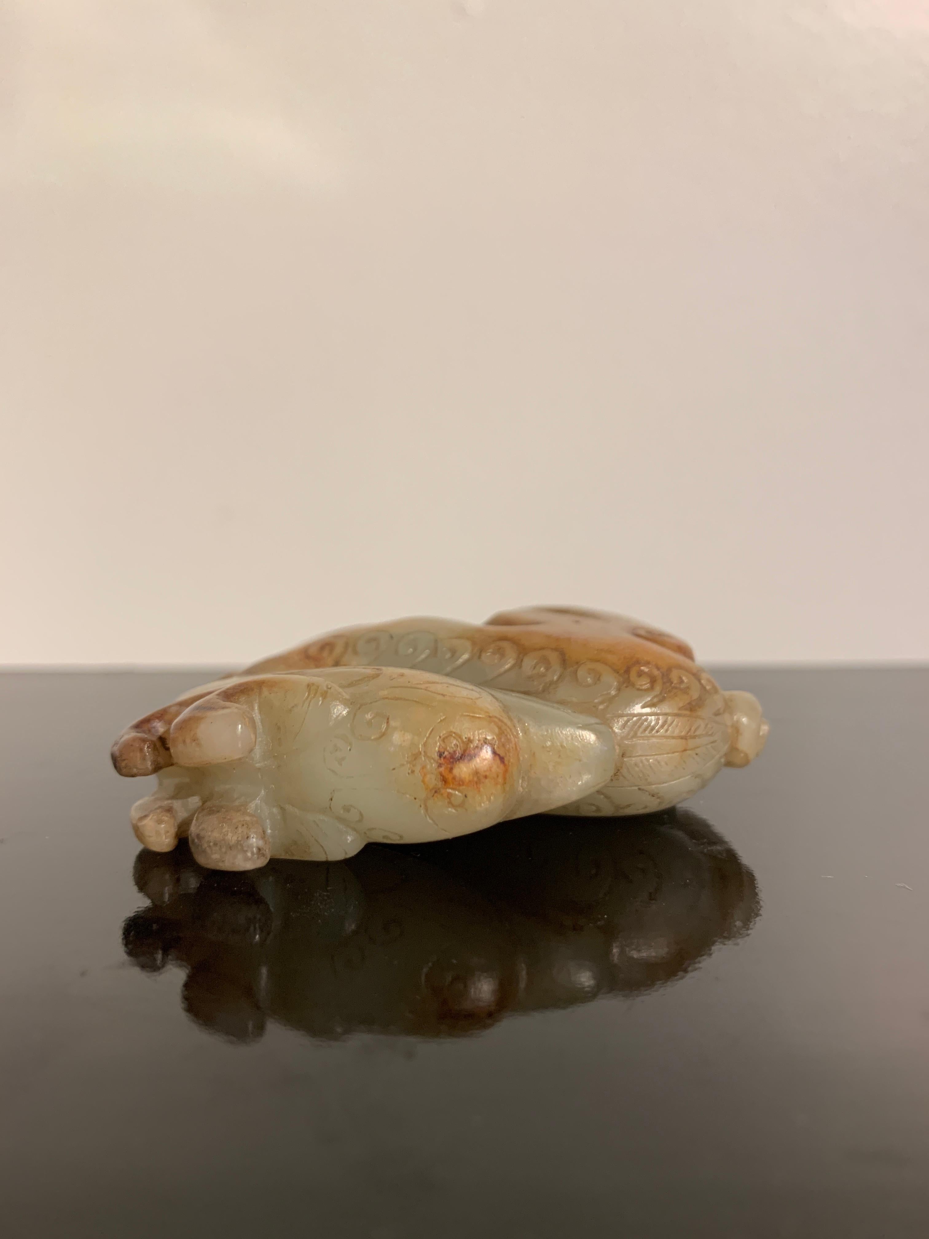 Animal mítico chino tallado en celadón y jade rojizo, dinastía Ming o anterior en venta 1