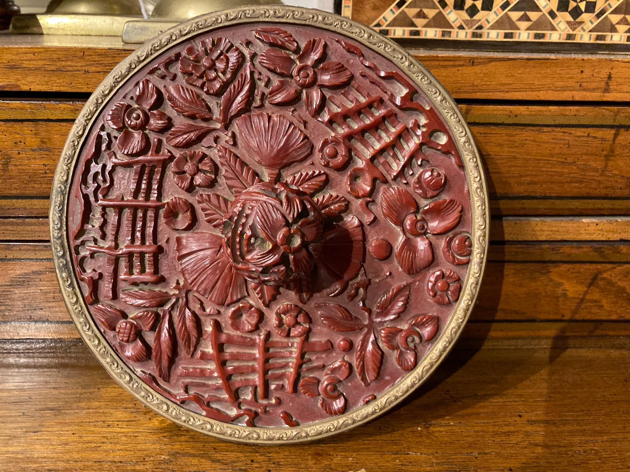 Chinesischer geschnitzter Cinnabar- und Messing-Handspiegel (Qing-Dynastie) im Angebot