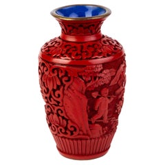 Vase chinois en laque Cinnabar sculptée 