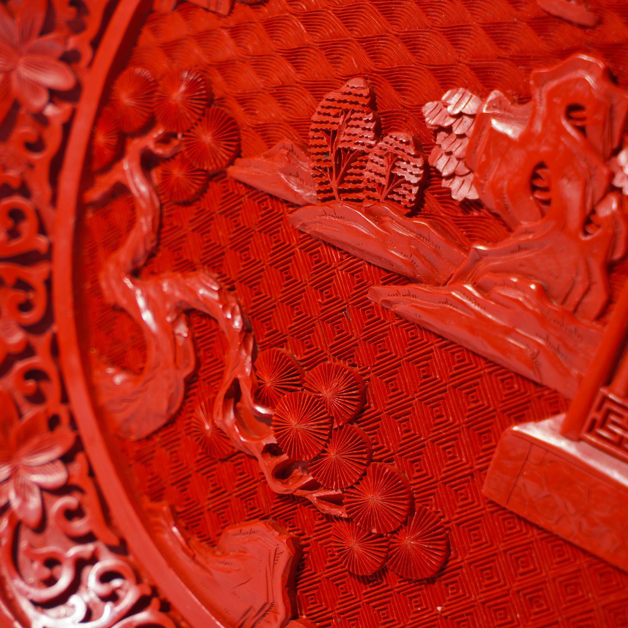 Chinois Assiette chinoise en cinabre sculpté, C.I.C. 1950 en vente