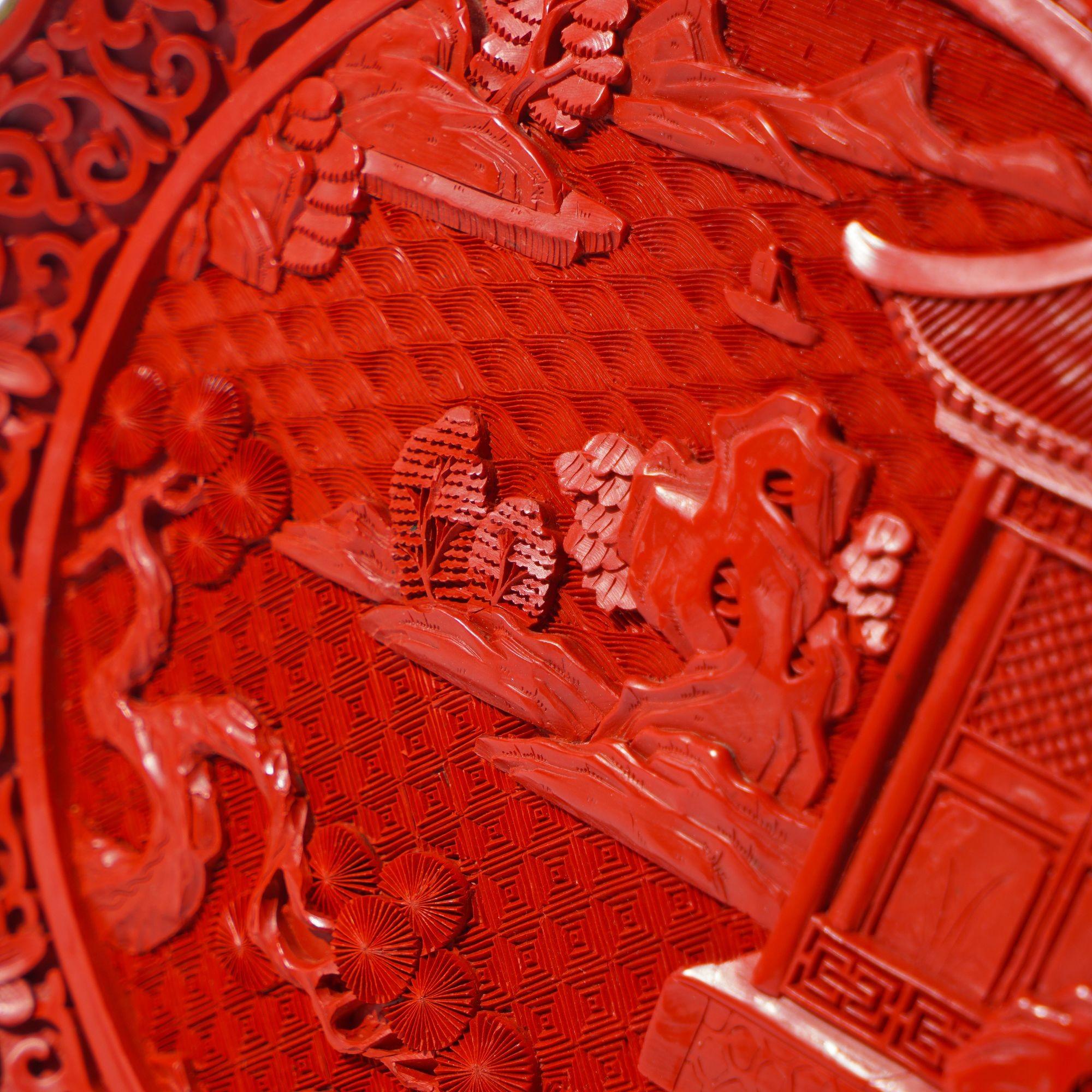 Assiette chinoise en cinabre sculpté, C.I.C. 1950 Bon état - En vente à Kenilworth, IL