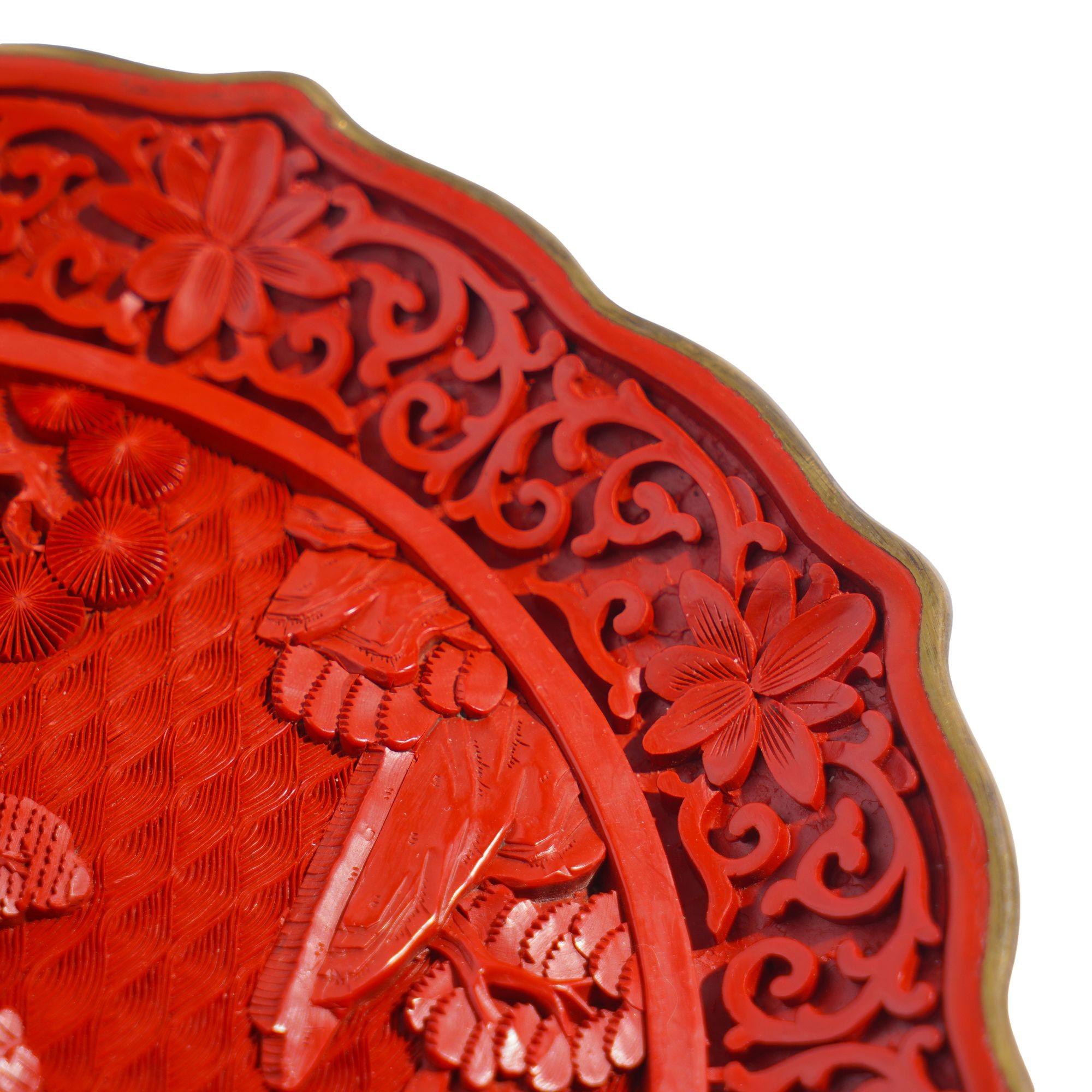 20ième siècle Assiette chinoise en cinabre sculpté, C.I.C. 1950 en vente